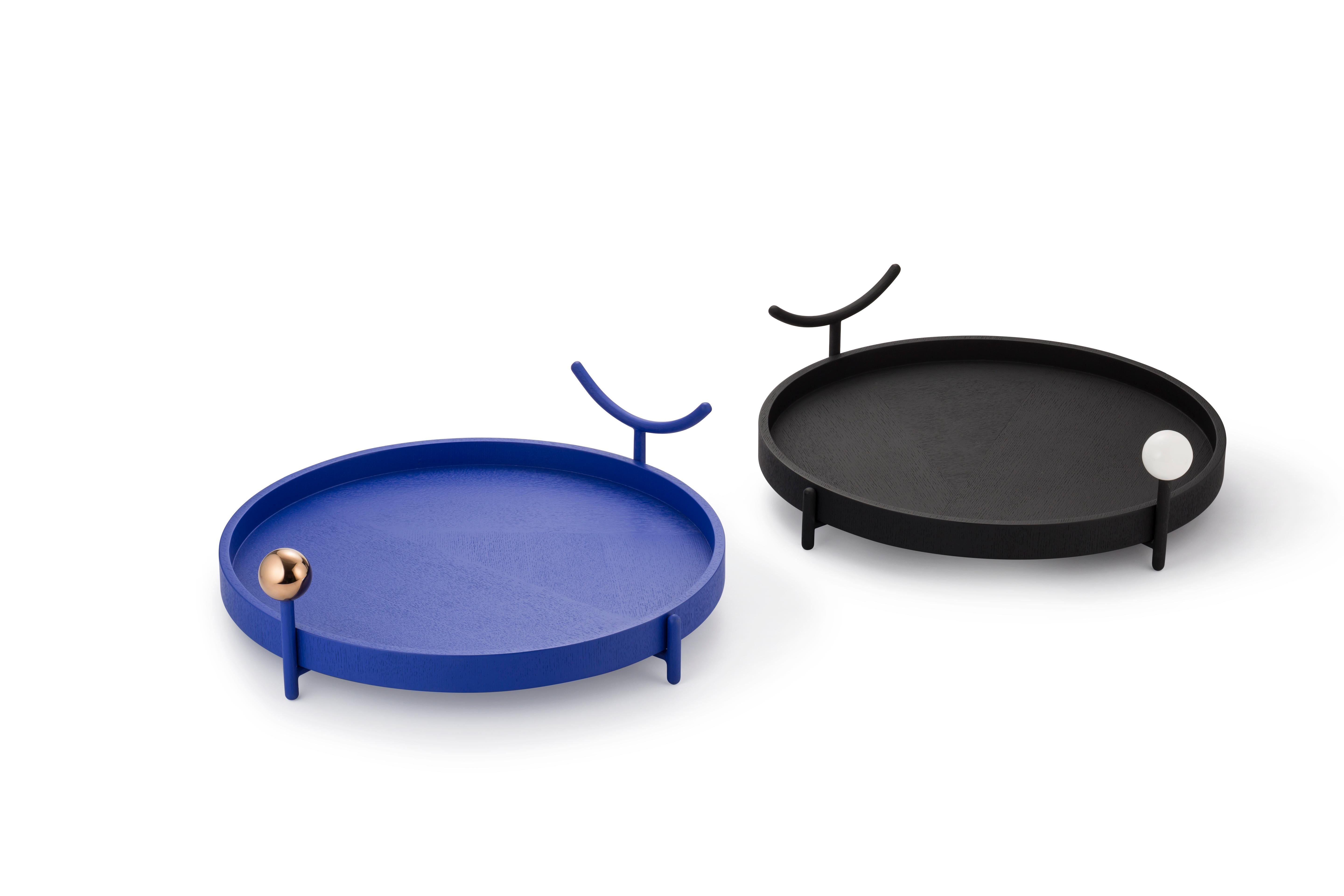 Struttura in MDF - Impiallacciatura di frassino con vernice opaca
Base e maniglia in metallo rivestito con impiallacciatura di frassino verniciato
Disponibile in 3 colori (blu indaco, nero o rosso)
La collezione, che prende il nome dalla parola