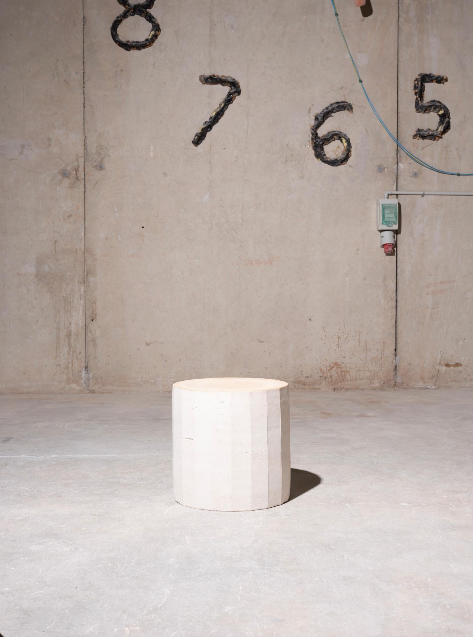 Table d'appoint à facettes en céramique contemporaine Tabouret colonne Grès non émaillé Neuf - En vente à Rubi, Catalunya
