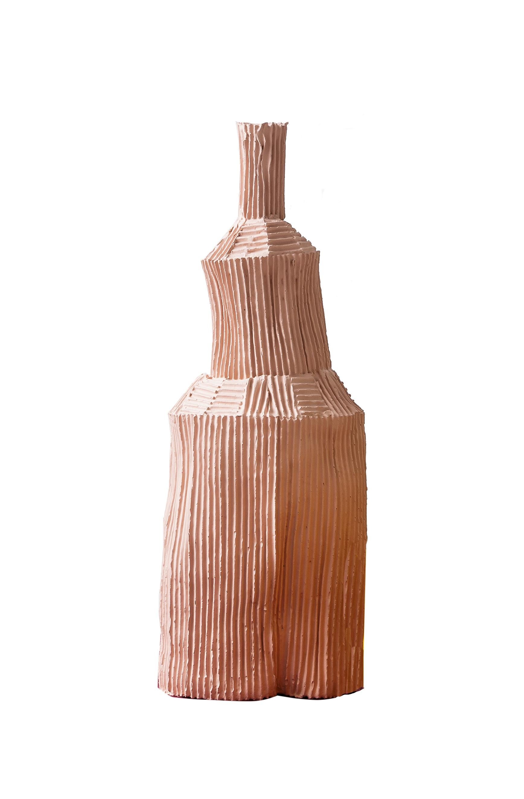 Questa scultura unica della ceramista Paola Paronetto fa parte della serie Fide, ispirata all'architettura religiosa delle cattedrali. La silhouette è composta da tre cilindri impilati in ordine decrescente con un'accattivante superficie rigata