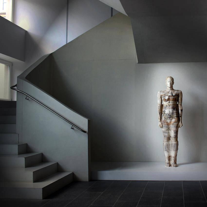 Sculpture féminine figurative en céramique contemporaine grandeur nature de Dora Vrkonyi en vente 6
