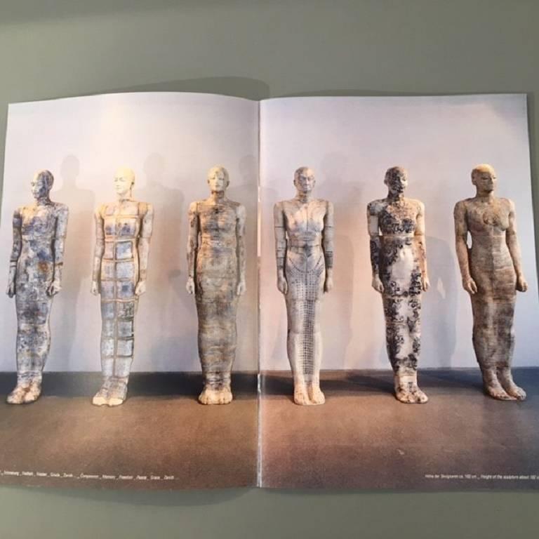 Scultura femminile contemporanea in ceramica a grandezza naturale di Dora Várkonyi in vendita 8