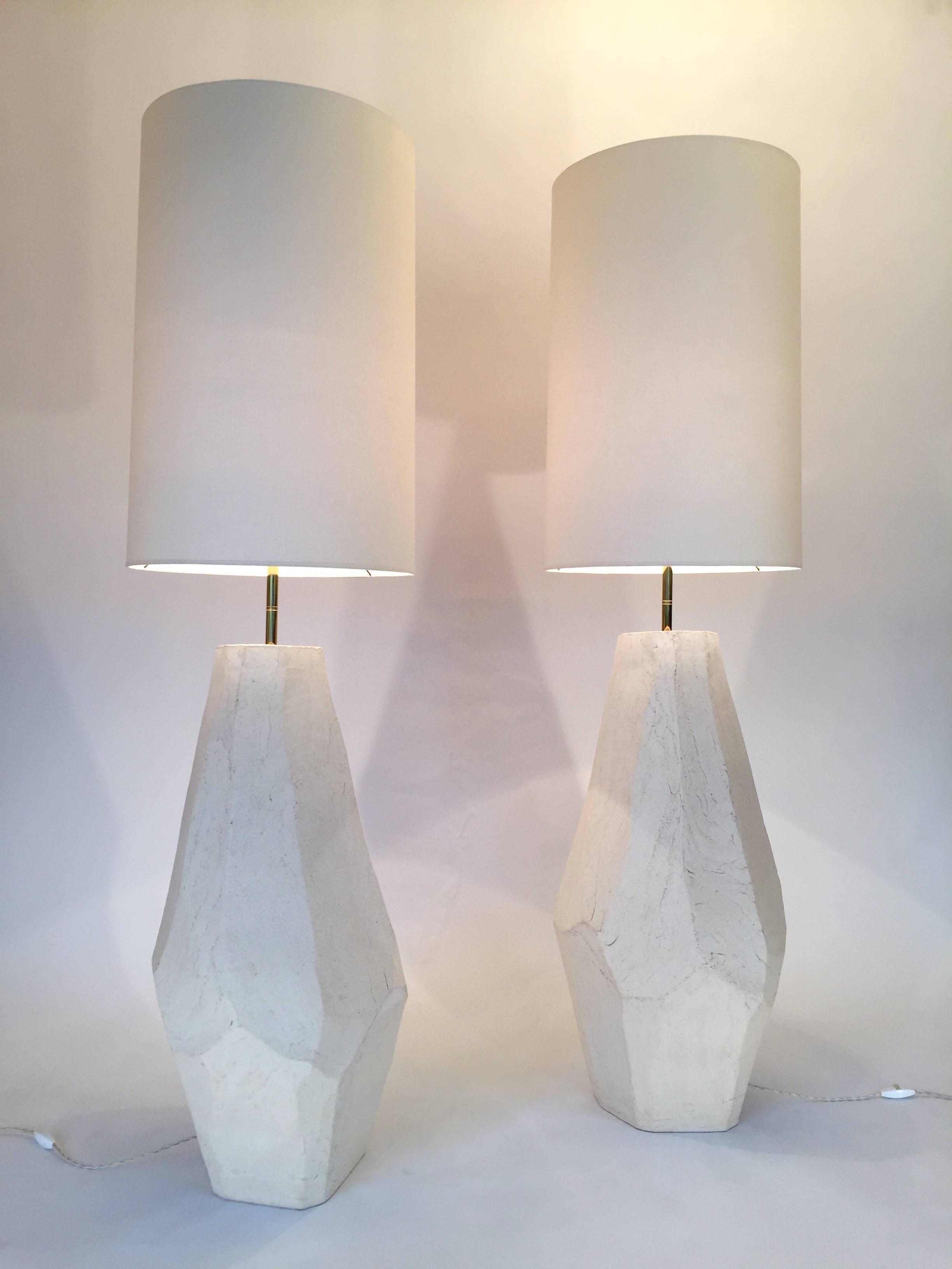 Contemporary Ceramic Floor Lamp Brutalist Monolith, Italien (Messing) im Angebot