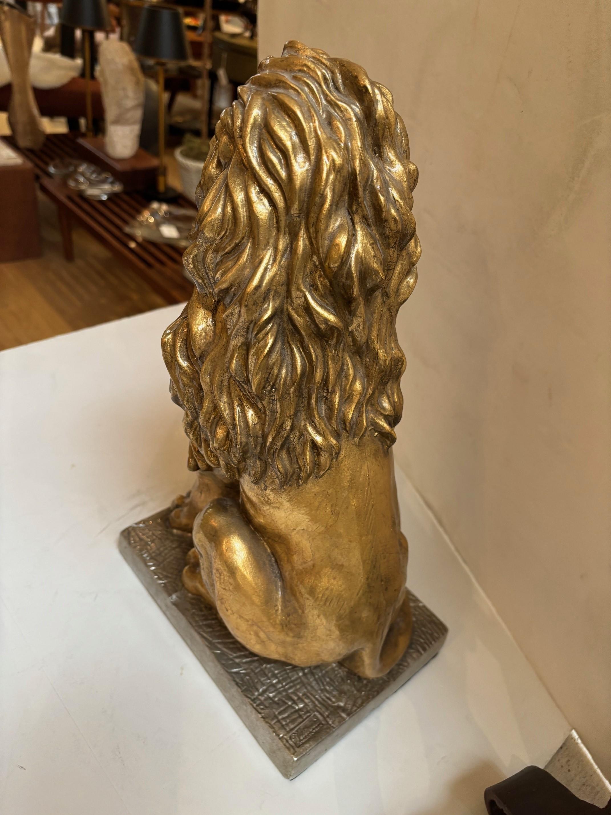 Sculpture contemporaine en céramique Lion rugissant doré avec socle en céramique à feuilles d'argent en vente 3