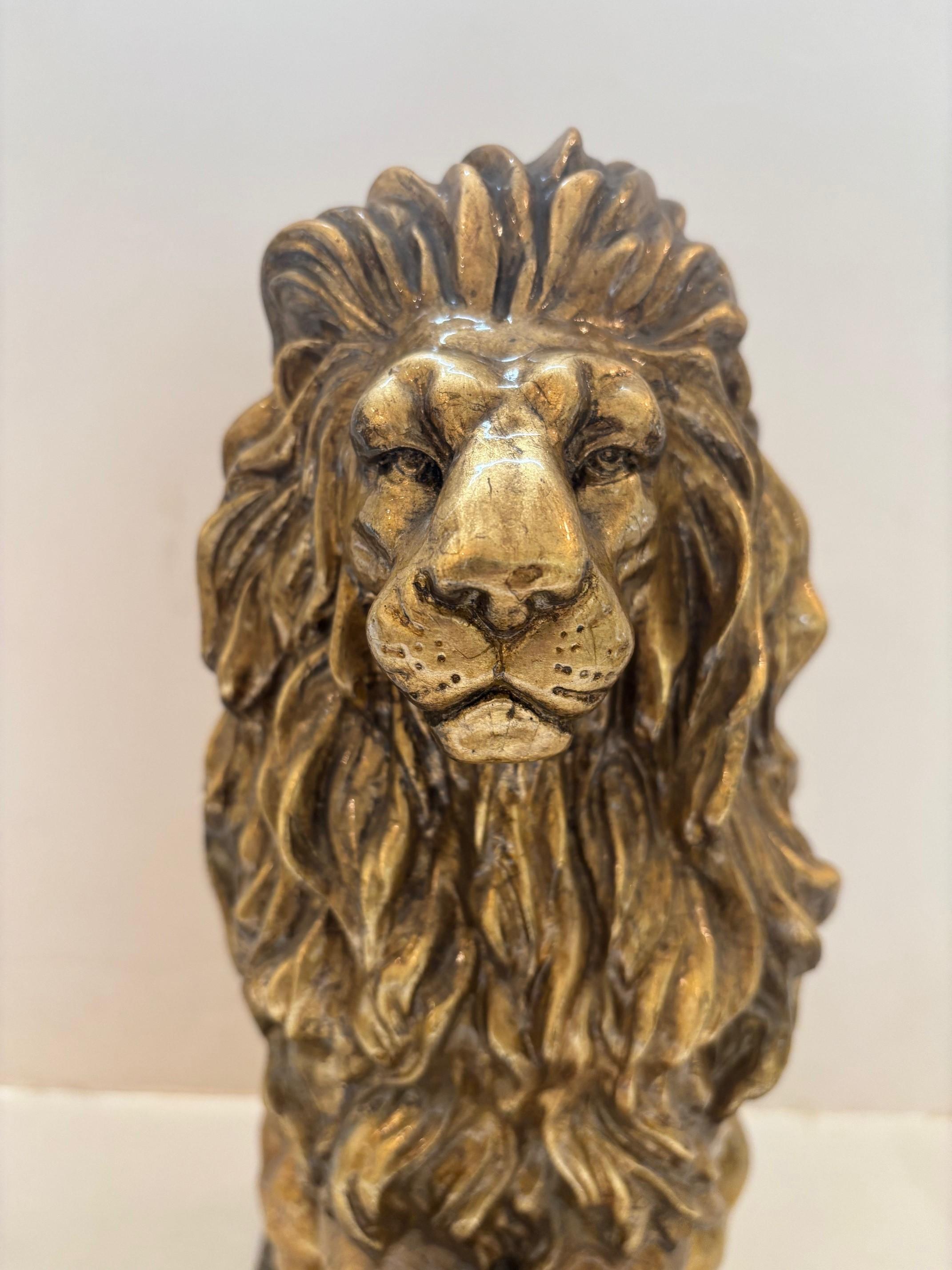 Sculpture contemporaine en céramique Lion rugissant doré avec socle en céramique à feuilles d'argent en vente 4