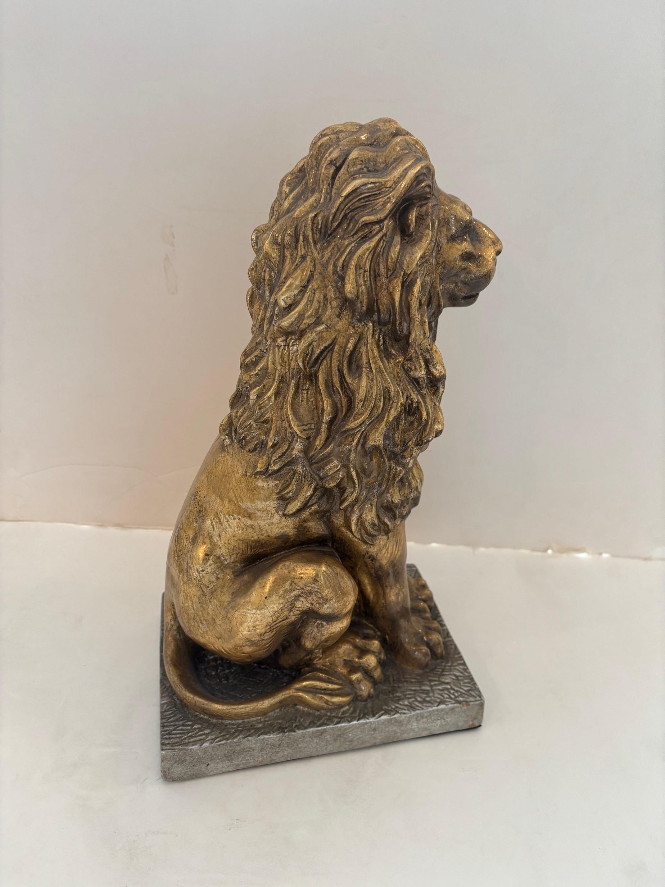 Sculpture contemporaine en céramique Lion rugissant doré avec socle en céramique à feuilles d'argent en vente 5