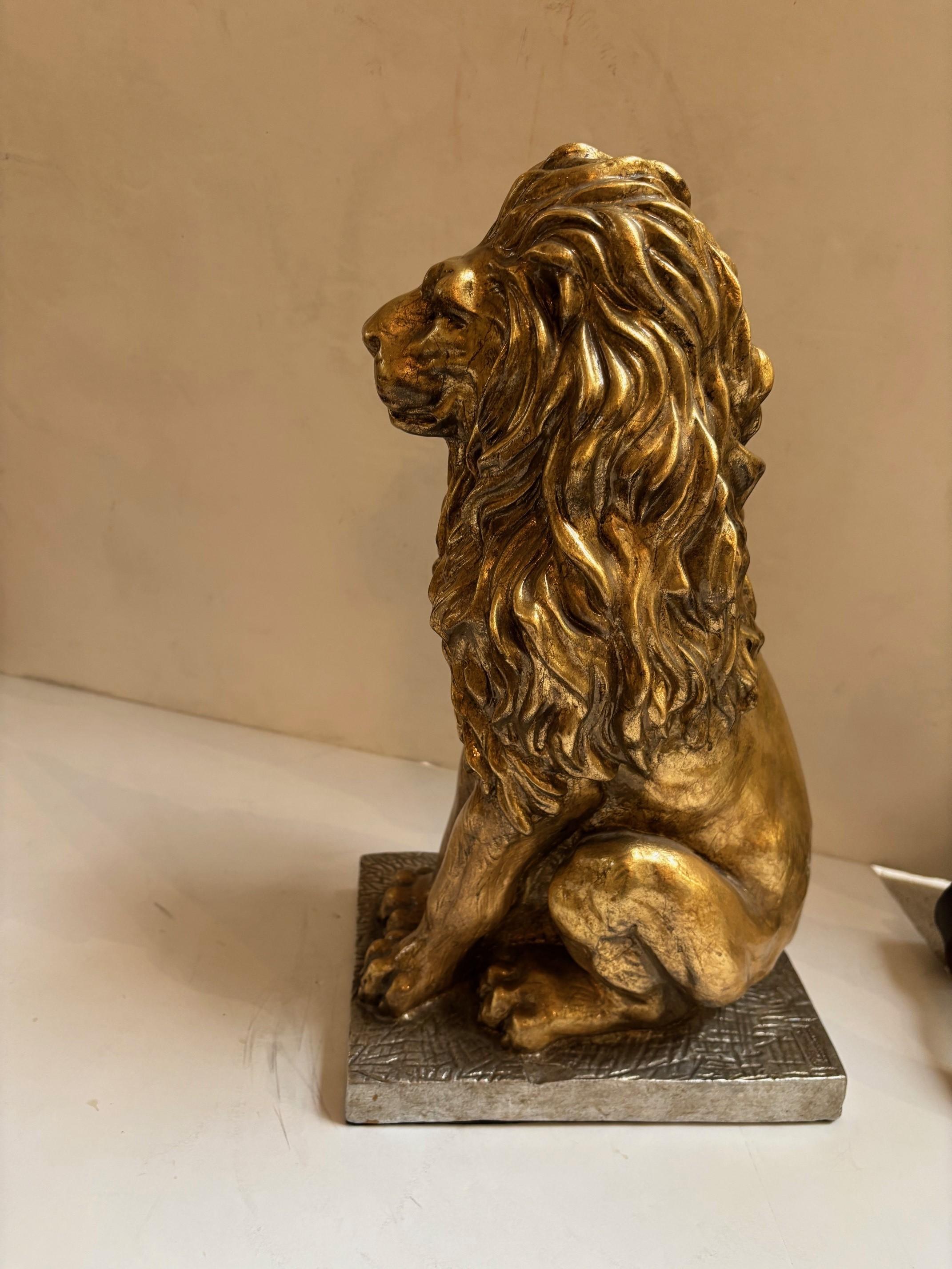 Sculpture contemporaine en céramique émaillée or Lion rugissant Statue en céramique avec socle en céramique à feuilles d'argent
Dimensions : 8.25