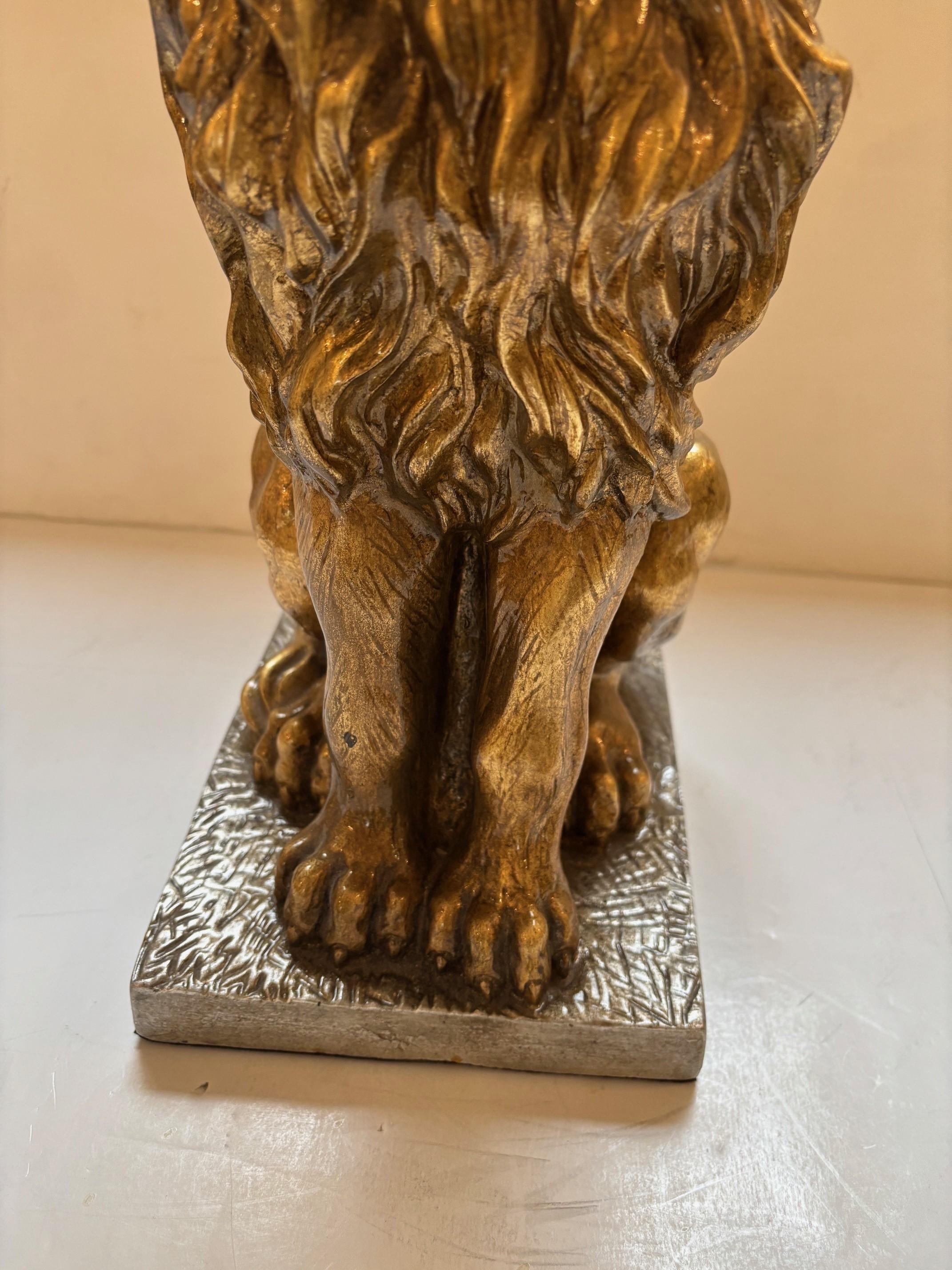Américain Sculpture contemporaine en céramique Lion rugissant doré avec socle en céramique à feuilles d'argent en vente