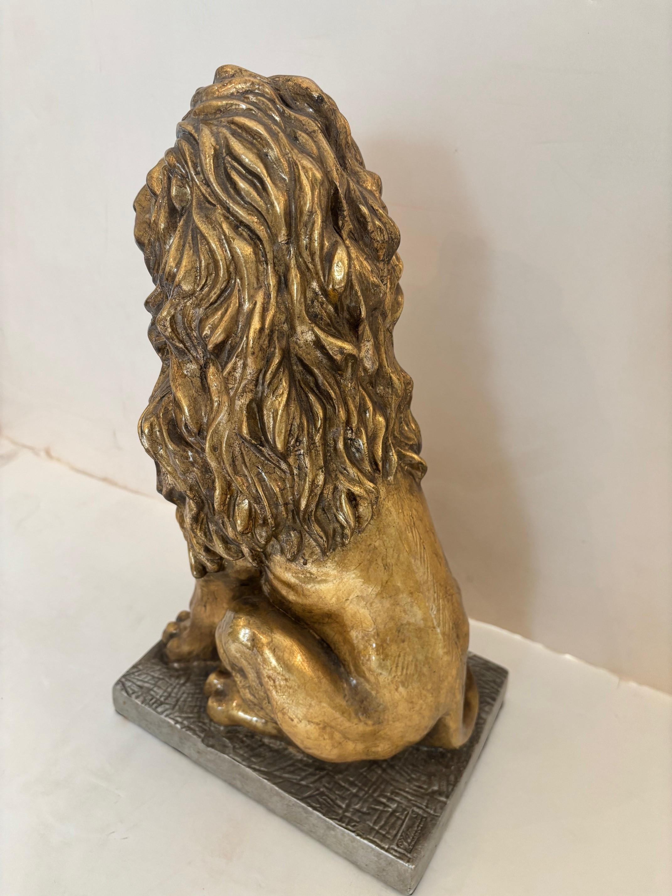 Sculpté Sculpture contemporaine en céramique Lion rugissant doré avec socle en céramique à feuilles d'argent en vente