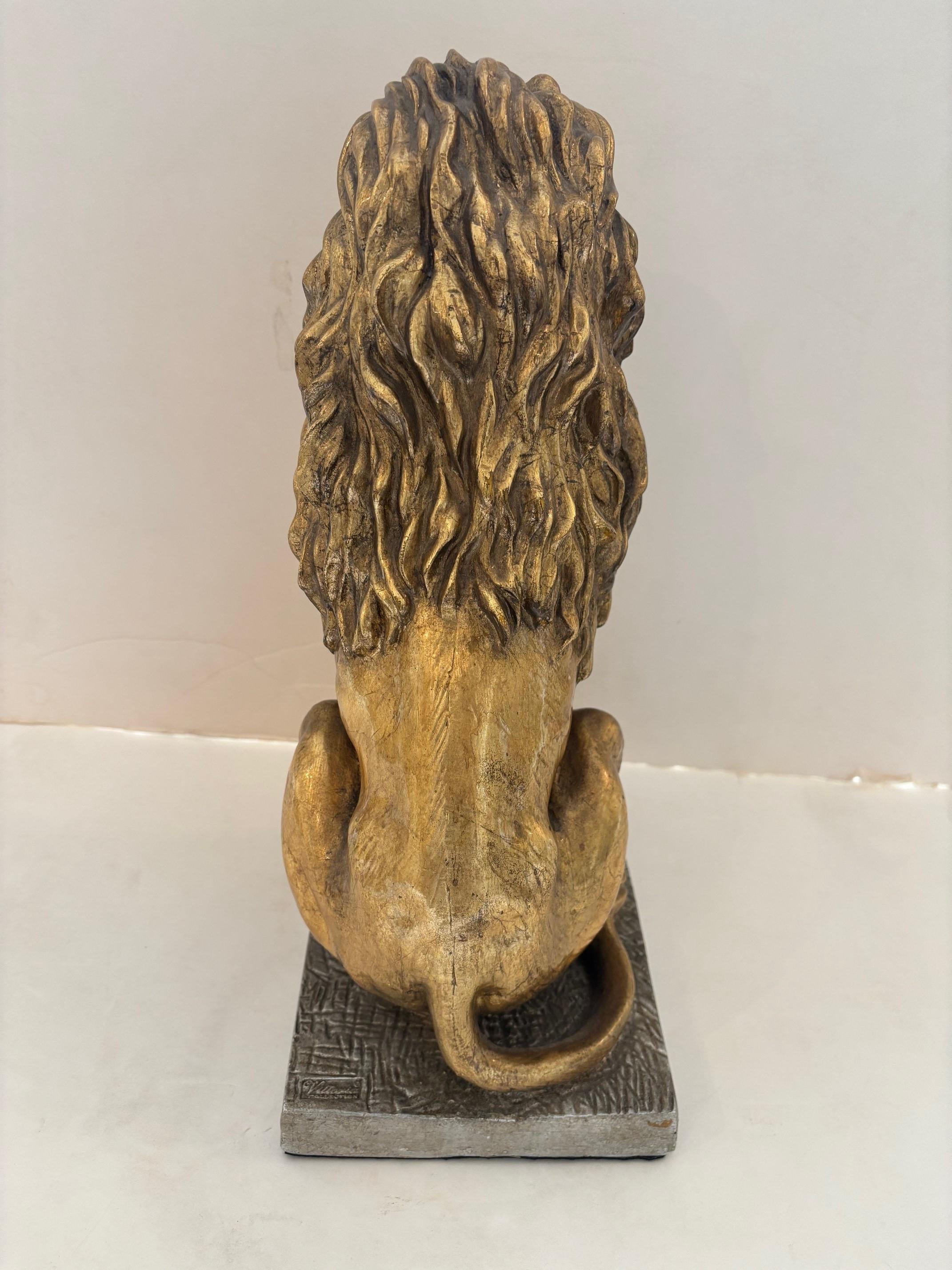 Sculpture contemporaine en céramique Lion rugissant doré avec socle en céramique à feuilles d'argent Bon état - En vente à Los Angeles, CA