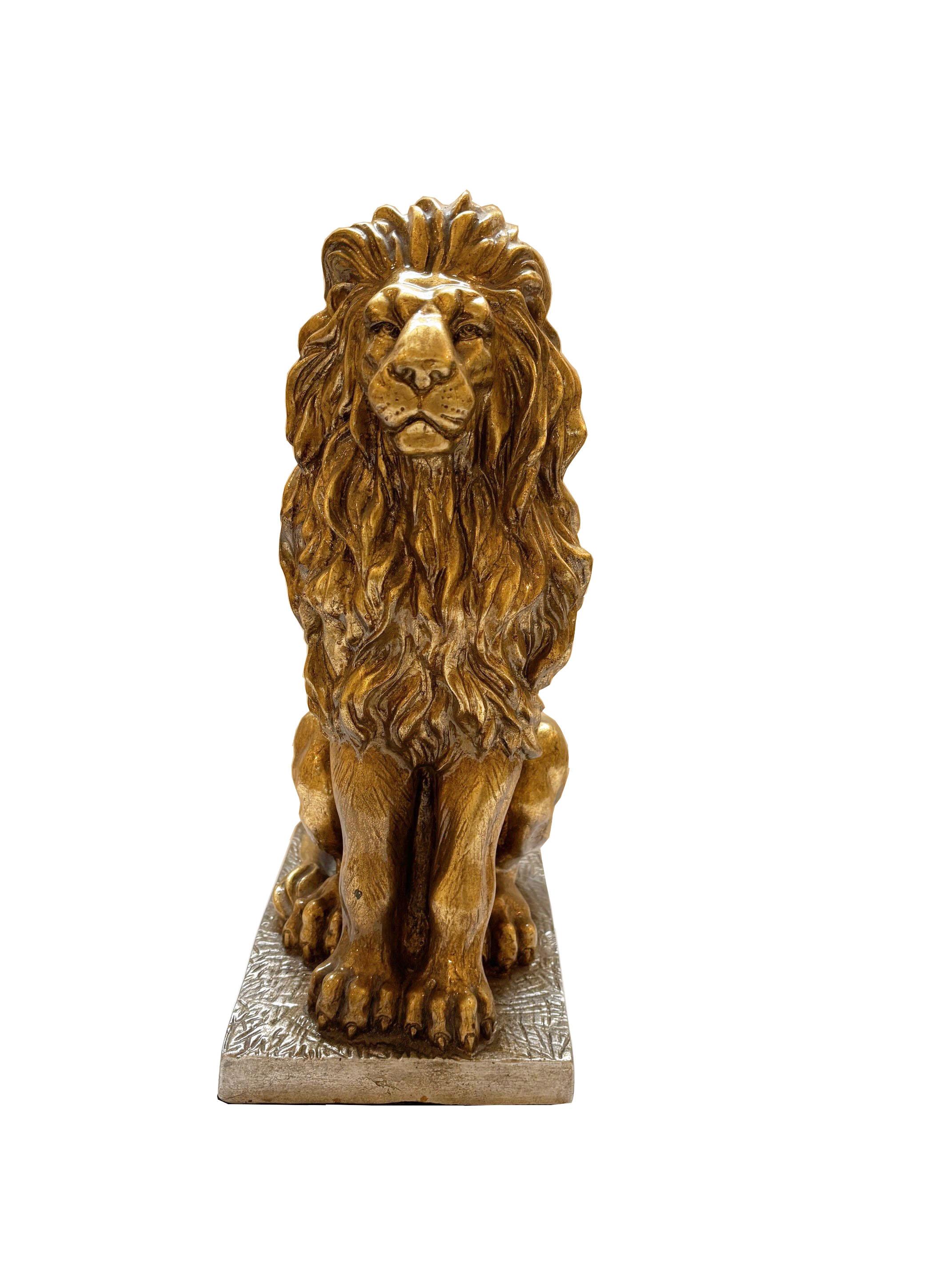 XXIe siècle et contemporain Sculpture contemporaine en céramique Lion rugissant doré avec socle en céramique à feuilles d'argent en vente