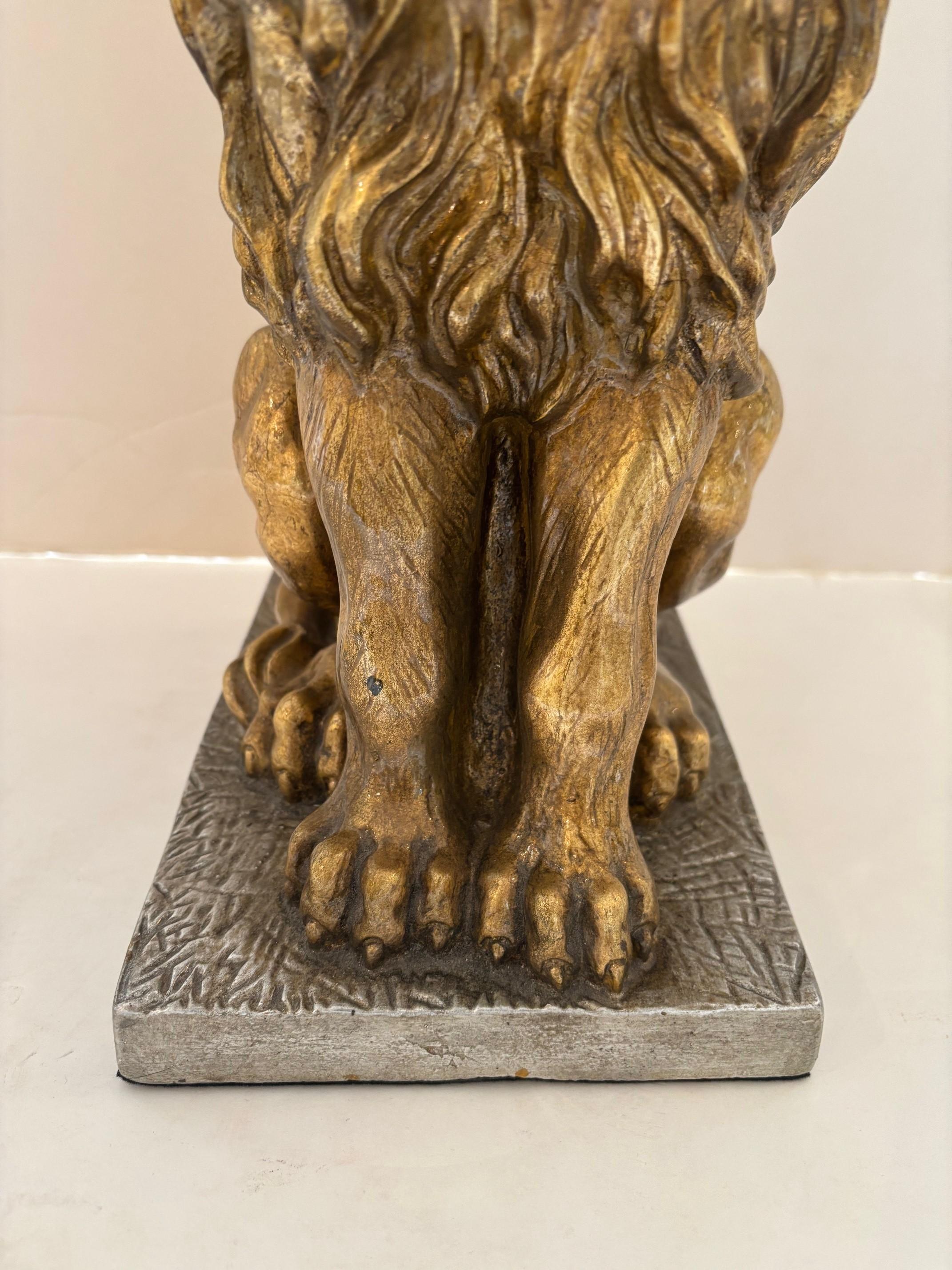 Sculpture contemporaine en céramique Lion rugissant doré avec socle en céramique à feuilles d'argent en vente 1