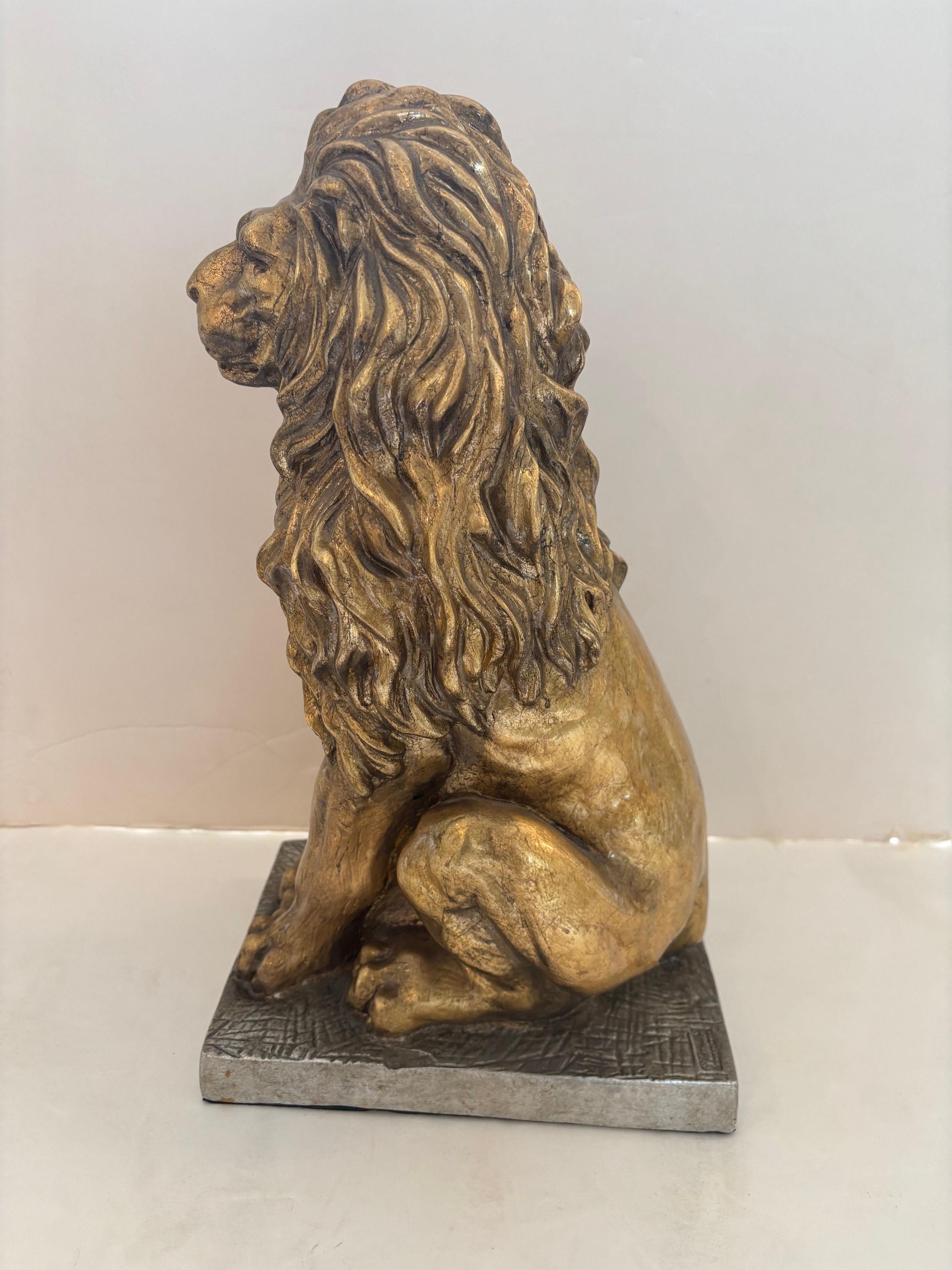 Sculpture contemporaine en céramique Lion rugissant doré avec socle en céramique à feuilles d'argent en vente 2