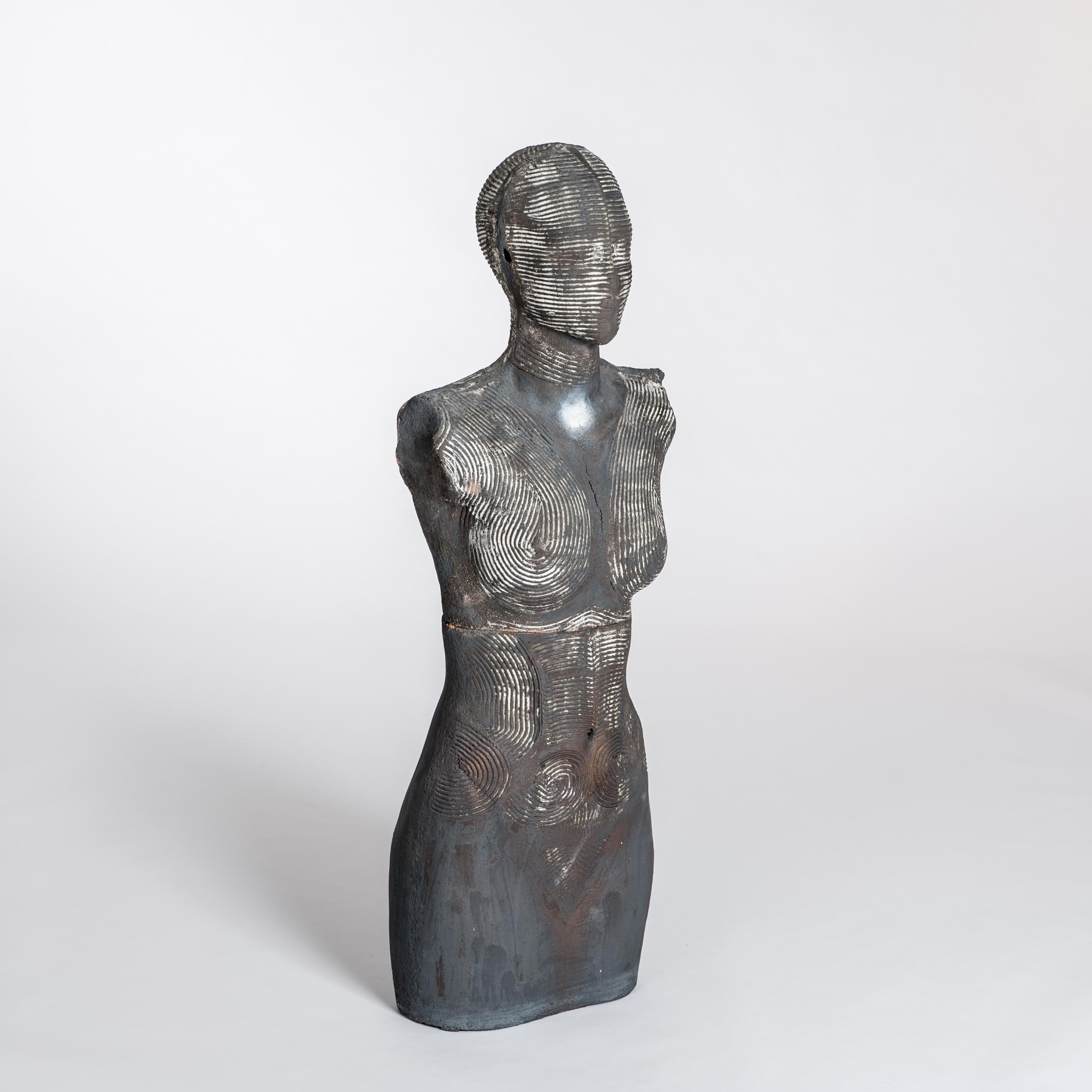 Zeitlosnah (“timeless and close”)

Ceramic torso by Dora Várkonyi in anthracite, brown and white.
The toros consists of two parts, -the surface is slightly structured.
In addition to the life-size figures, the artist also worked half-height