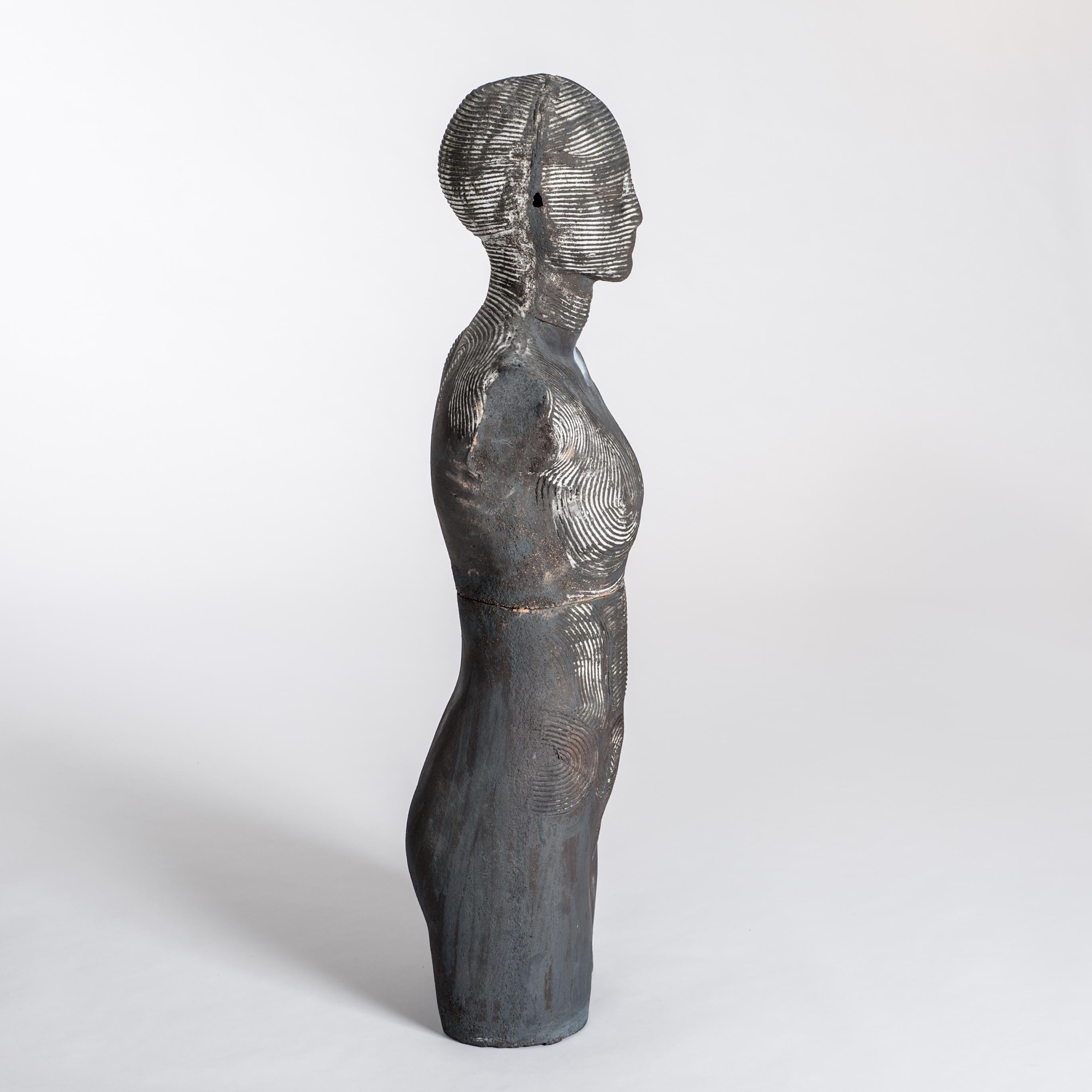Zeitgenössische graue figurale weibliche Keramik-Skulptur oder Torso von Dora Vrkonyi (Moderne) im Angebot