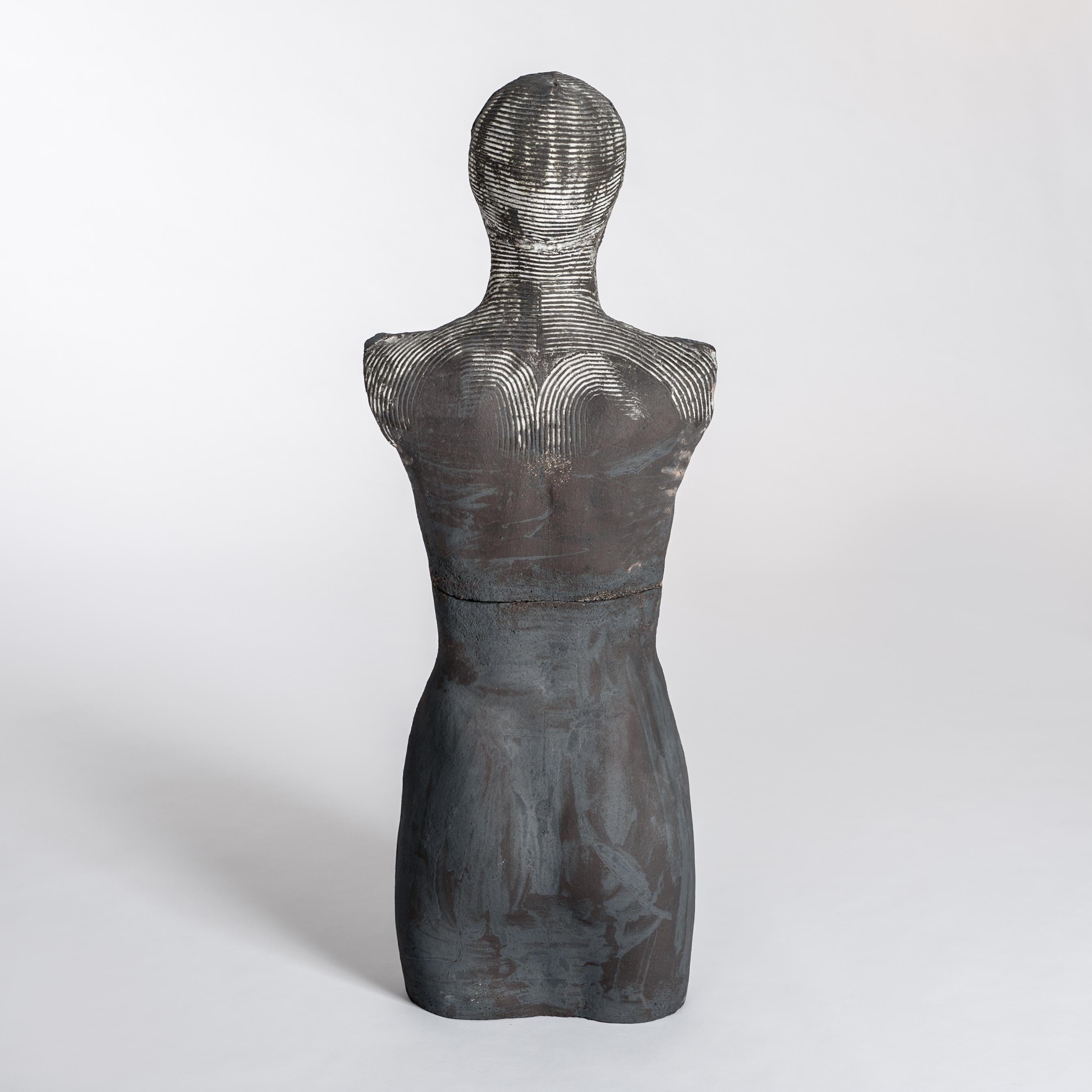 Zeitgenössische graue figurale weibliche Keramik-Skulptur oder Torso von Dora Vrkonyi (Deutsch) im Angebot