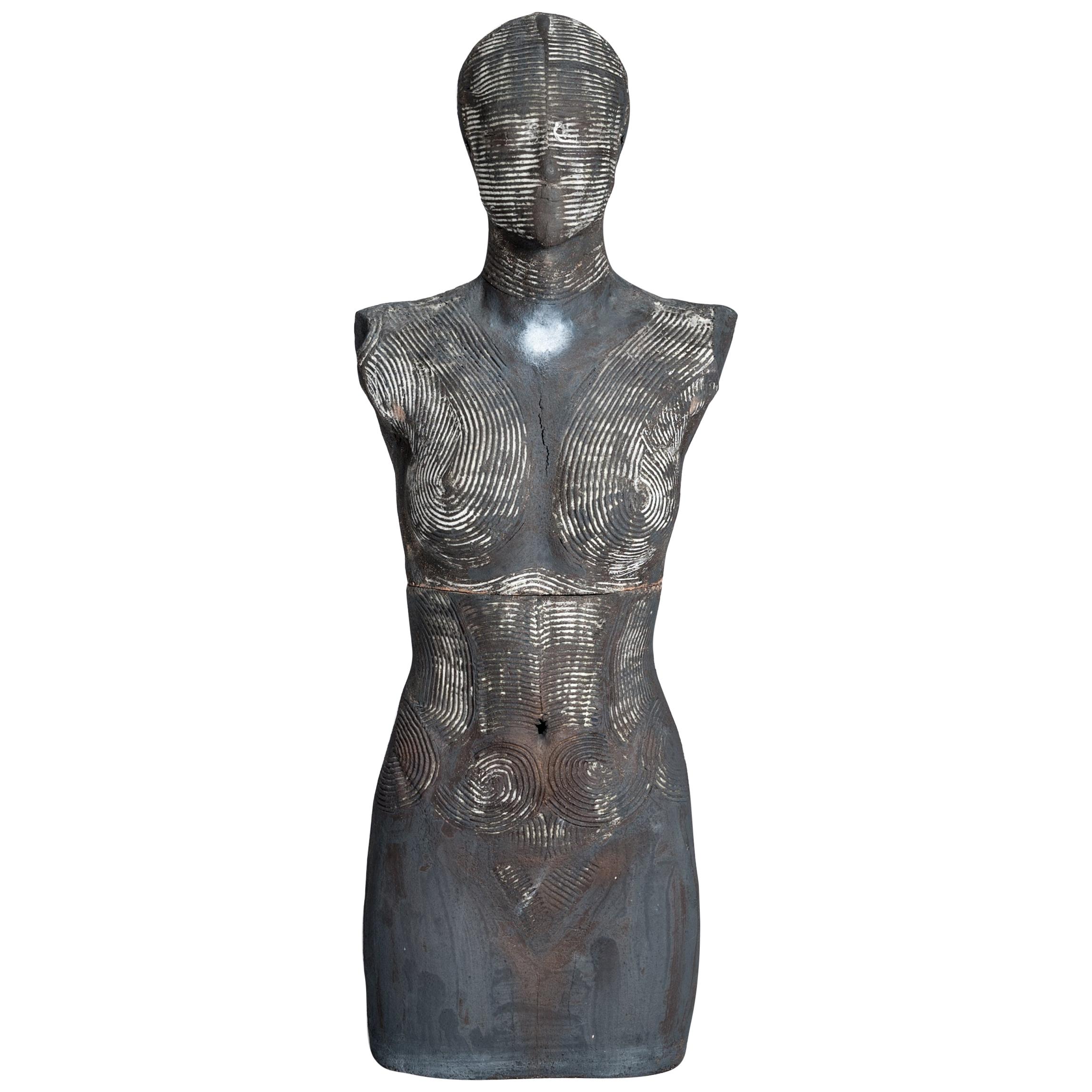 Zeitgenössische graue figurale weibliche Keramik-Skulptur oder Torso von Dora Vrkonyi im Angebot