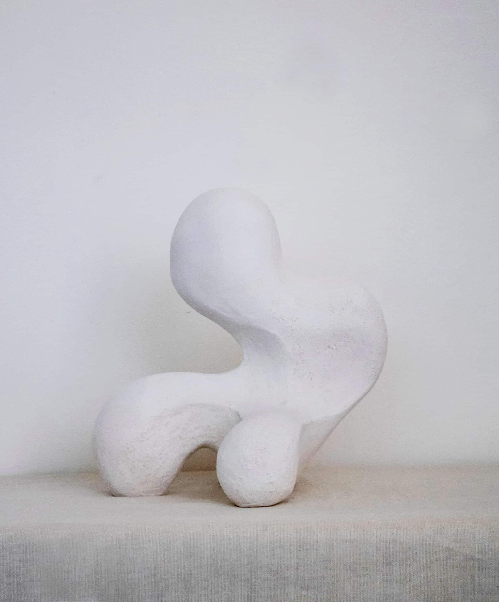 Buddy è una scultura in ceramica fatta a mano, cotta in terracotta, che crea una consistenza e una profondità distintive che emanano il calore e l'intimità di un amico intimo. La scultura può essere presentata in due diverse posizioni. La sua forma