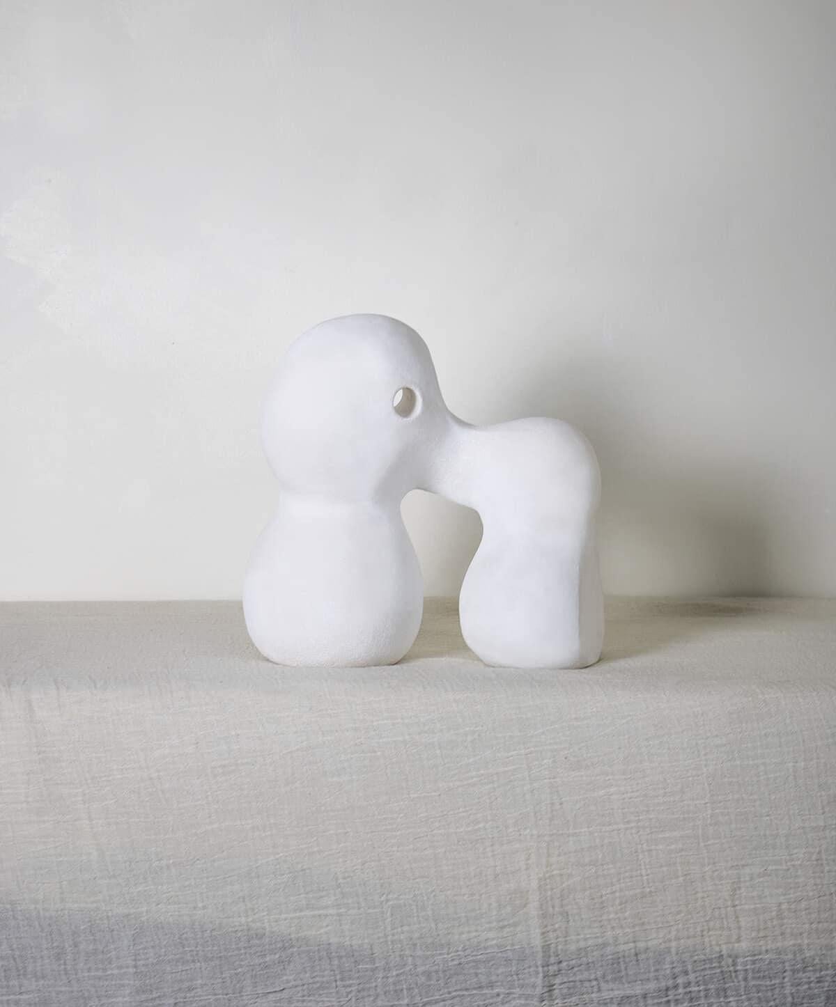 Buddy es una escultura de cerámica hecha a mano, cocida en bisqueware, que crea una textura y una profundidad distintivas que desprenden la calidez y la intimidad de un amigo íntimo. La escultura puede presentarse en dos colocaciones diferentes. Su