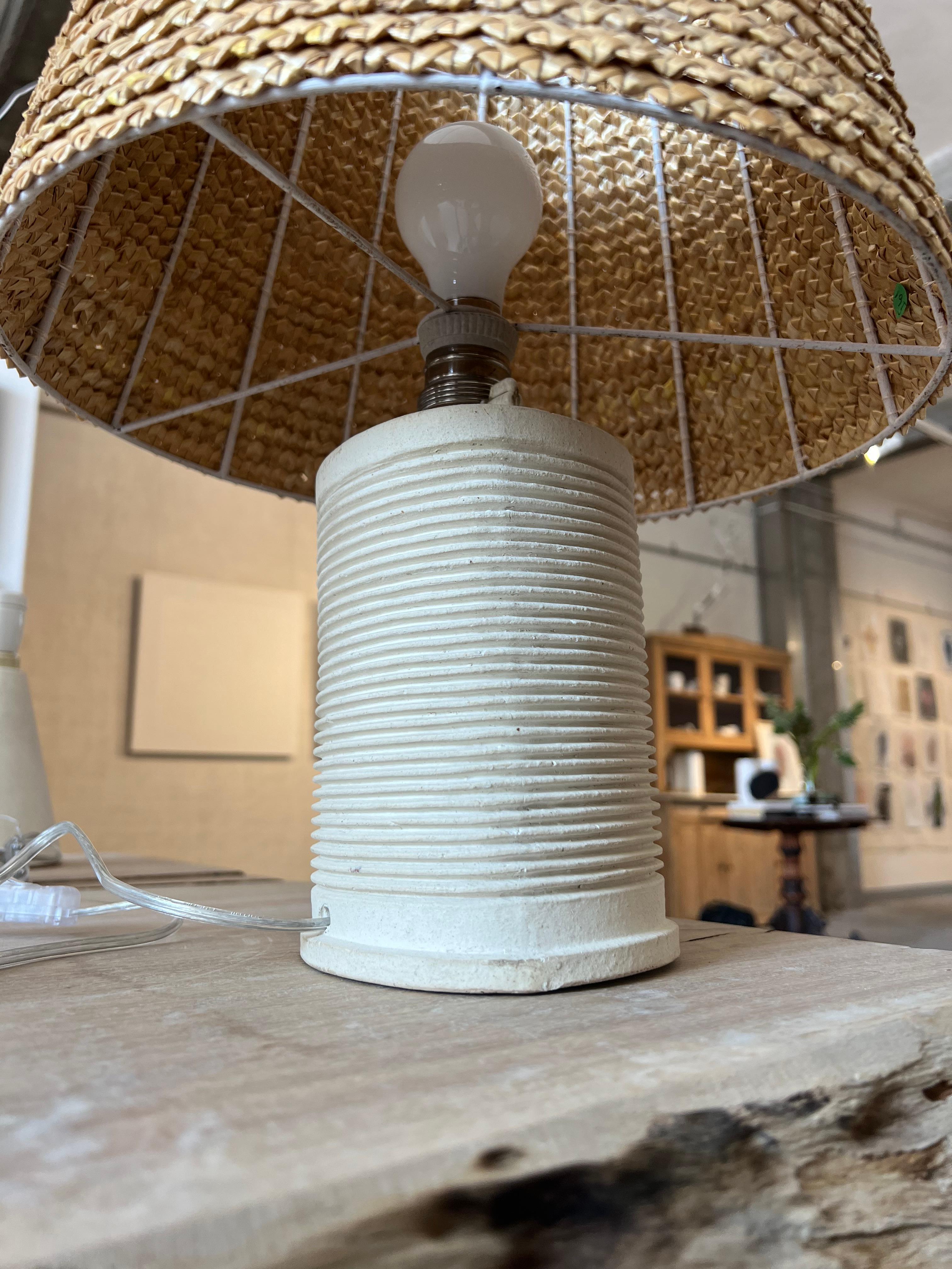 Rustique Lampe de bureau contemporaine en céramique faite à la main, blanche en vente