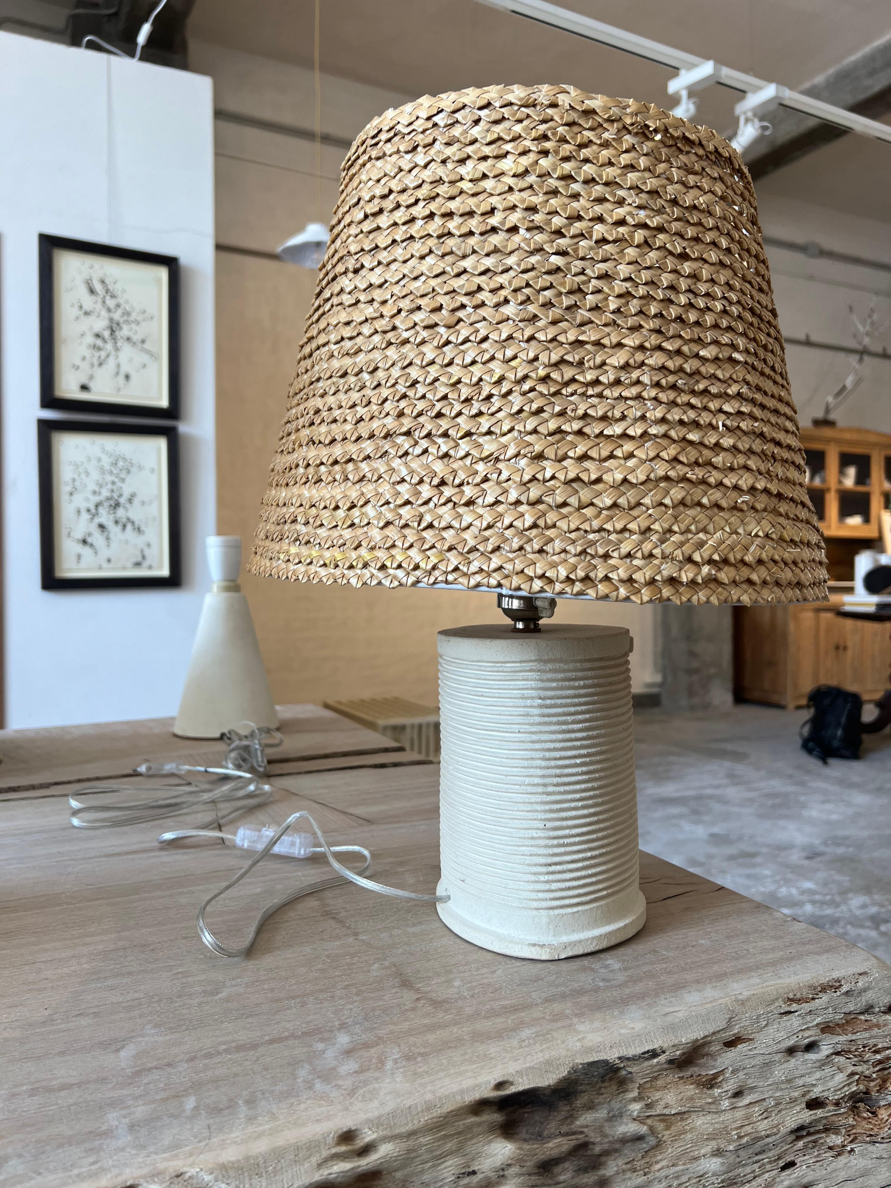 Lampe de bureau contemporaine en céramique faite à la main, blanche Neuf - En vente à Carballo, ES