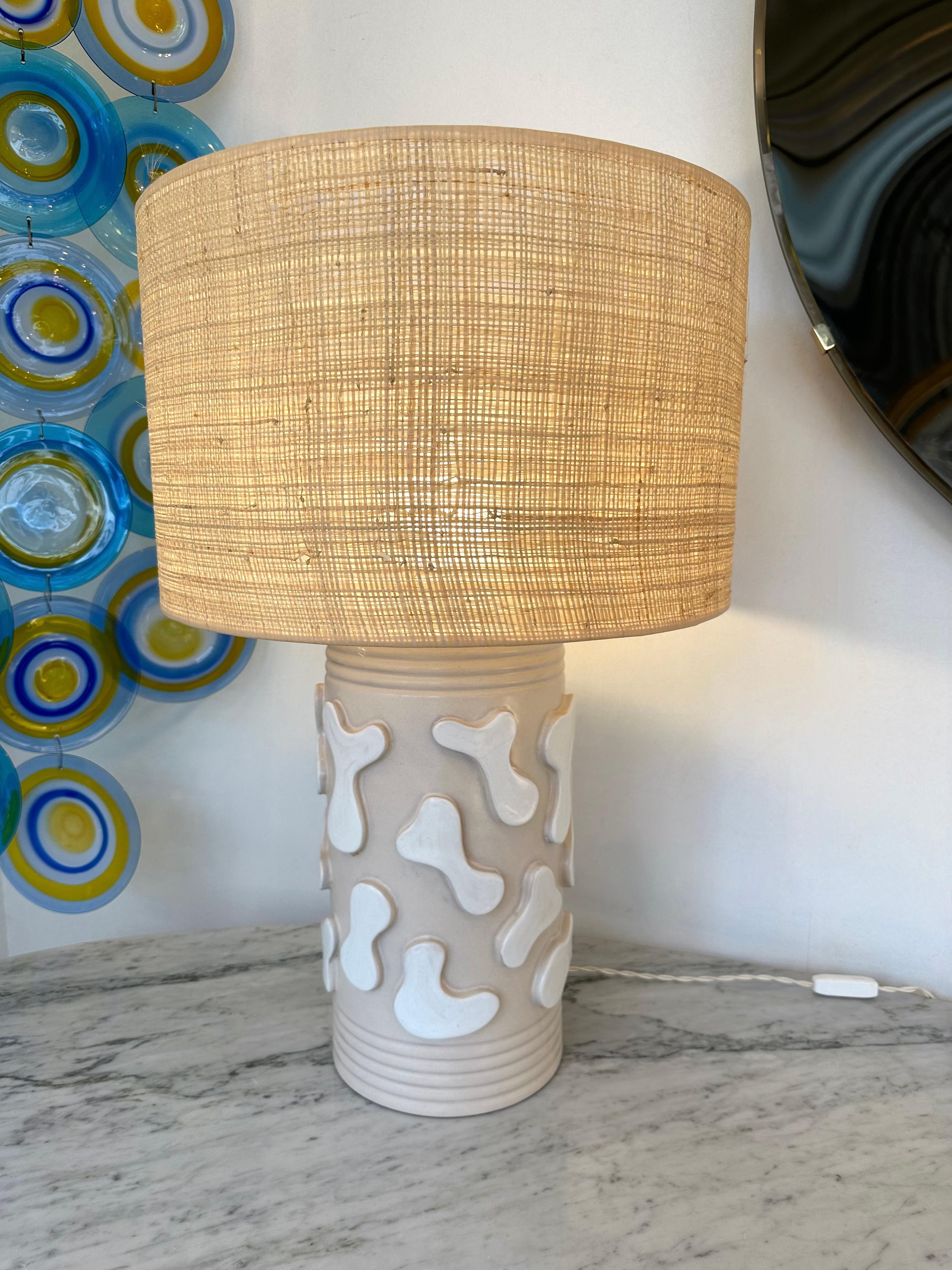 Tisch- oder Nachttischlampen aus naturfarbener Terrakotta-Keramik, hergestellt von dem italienischen Künstler Antonio's Cagianelli. Monogramm AC unterschreiben. Edition Stanislas Reboul Gallery, limitiert auf 20 Exemplare. Einige der Werke von