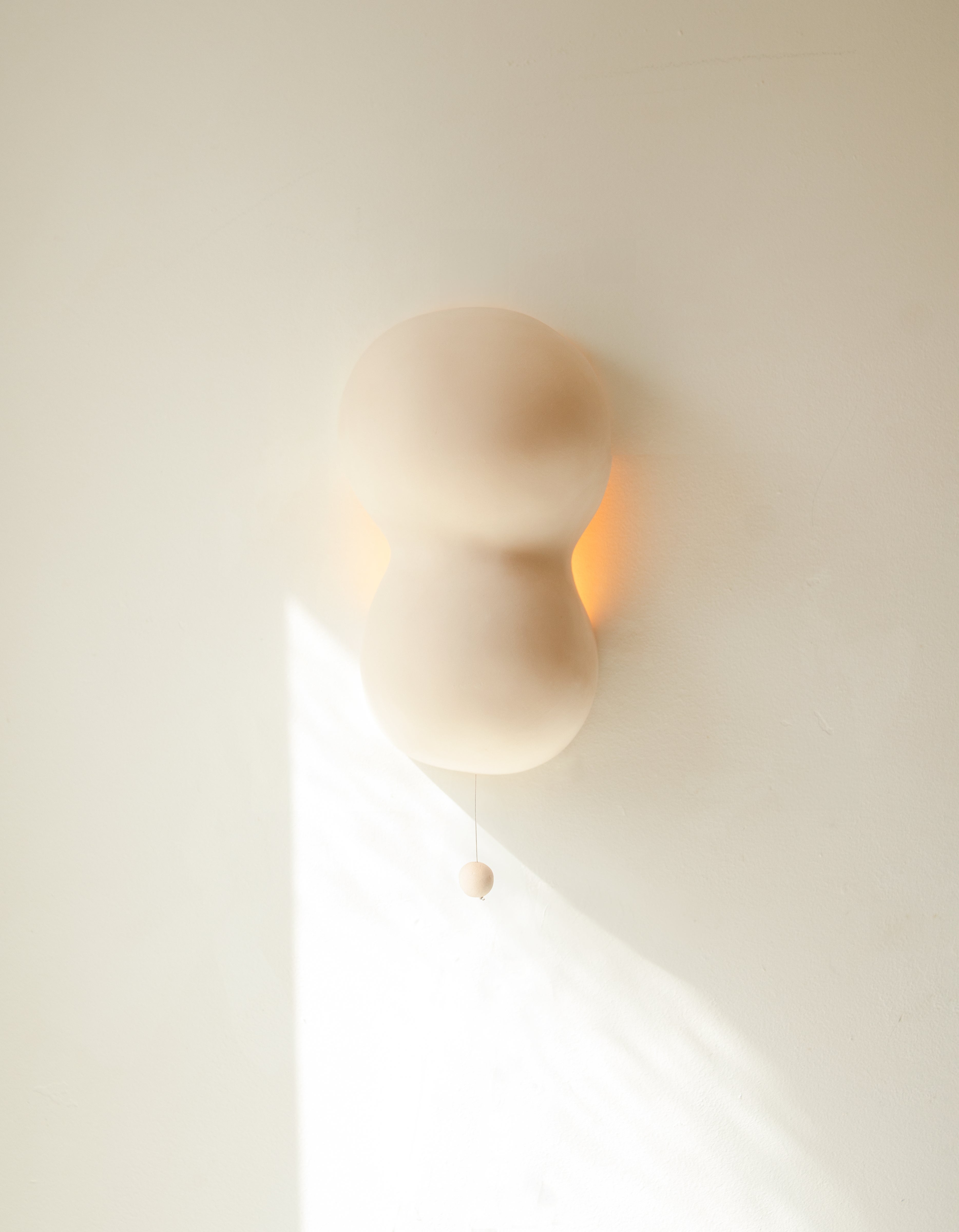 Bubble Lamp ist eine skulpturale Keramiklampe - Wandleuchte. Die Bubble Lamp besticht durch ihre einzigartige skulpturale Form und ihre praktischen Eigenschaften. Die organische Form und die abstrakten Konturen des aus Keramik gefertigten Gefäßes