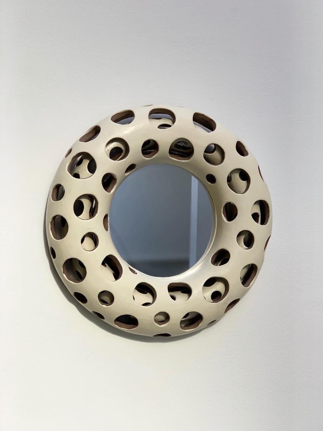 Agnès Debizet
Mirror Bulles, 2021
Material: Glazed earthenware
Dimension: ø 46 cm
In this moulded shapes made of two ceramic layers from hand-built pieces, the whole surface is entirely carved out by hand. Resulting from a limited edition