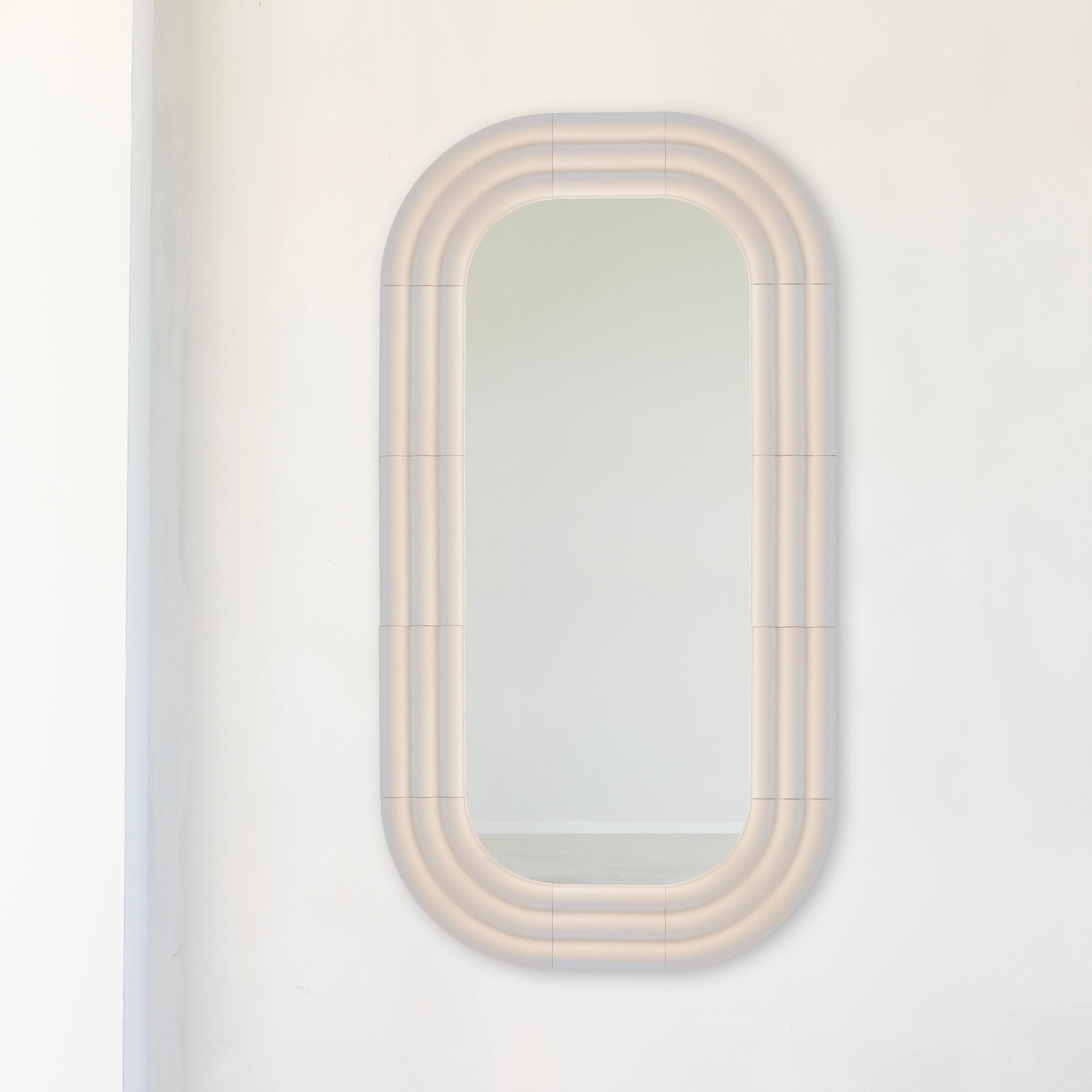 Ceramica Specchio in ceramica Contemporary 'ELO 3' di Pani Jurek, 150-80 ocra in vendita