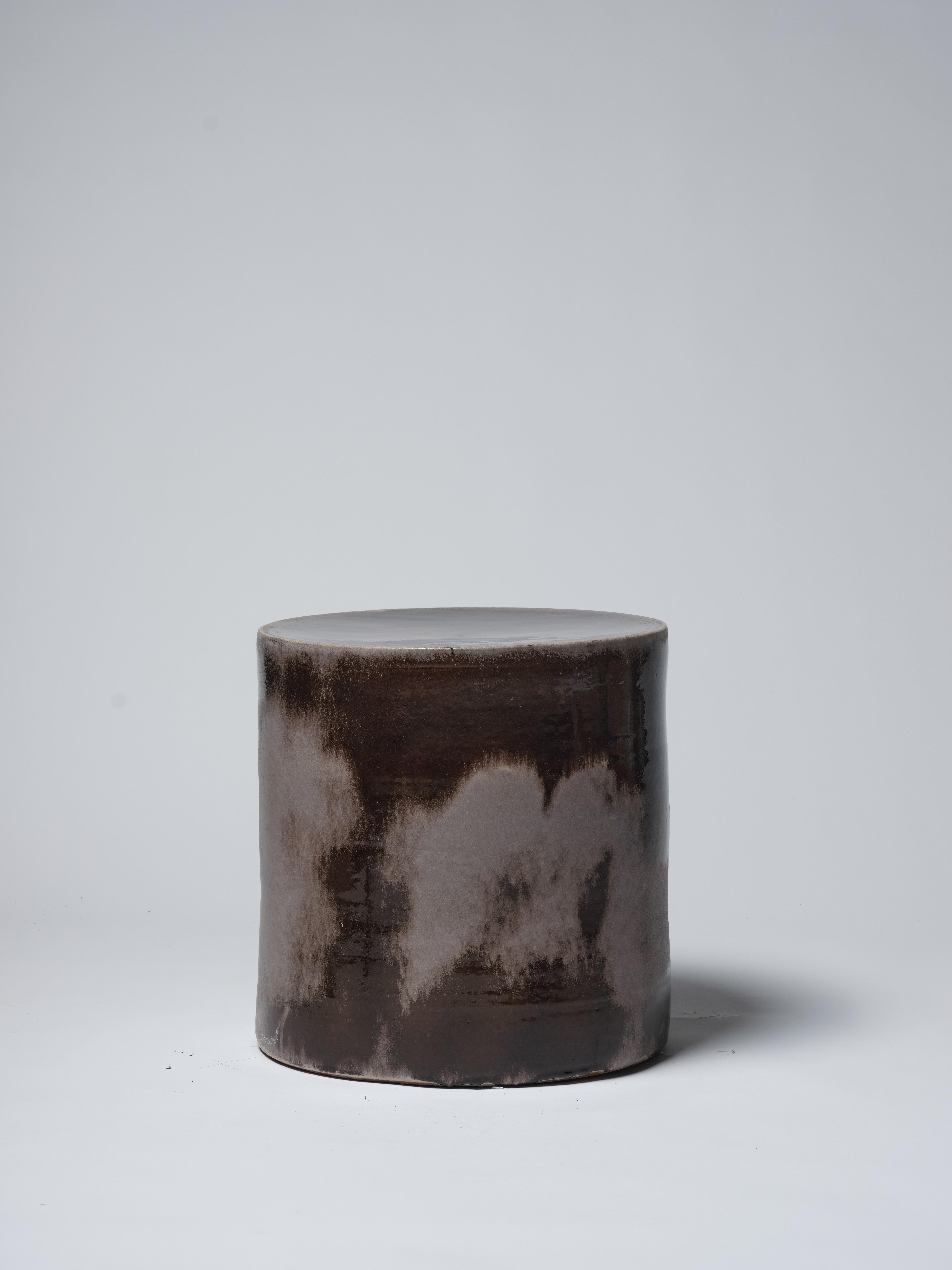 Faïence noire 44table fabriquée à la main dans l'atelier d'Apparatu à Barcelone. Différents corps d'argile sont mélangés à des fibres naturelles comme le maïs, la paille ou la paille de bruyère. Les pièces sont coulées à la main, créant une