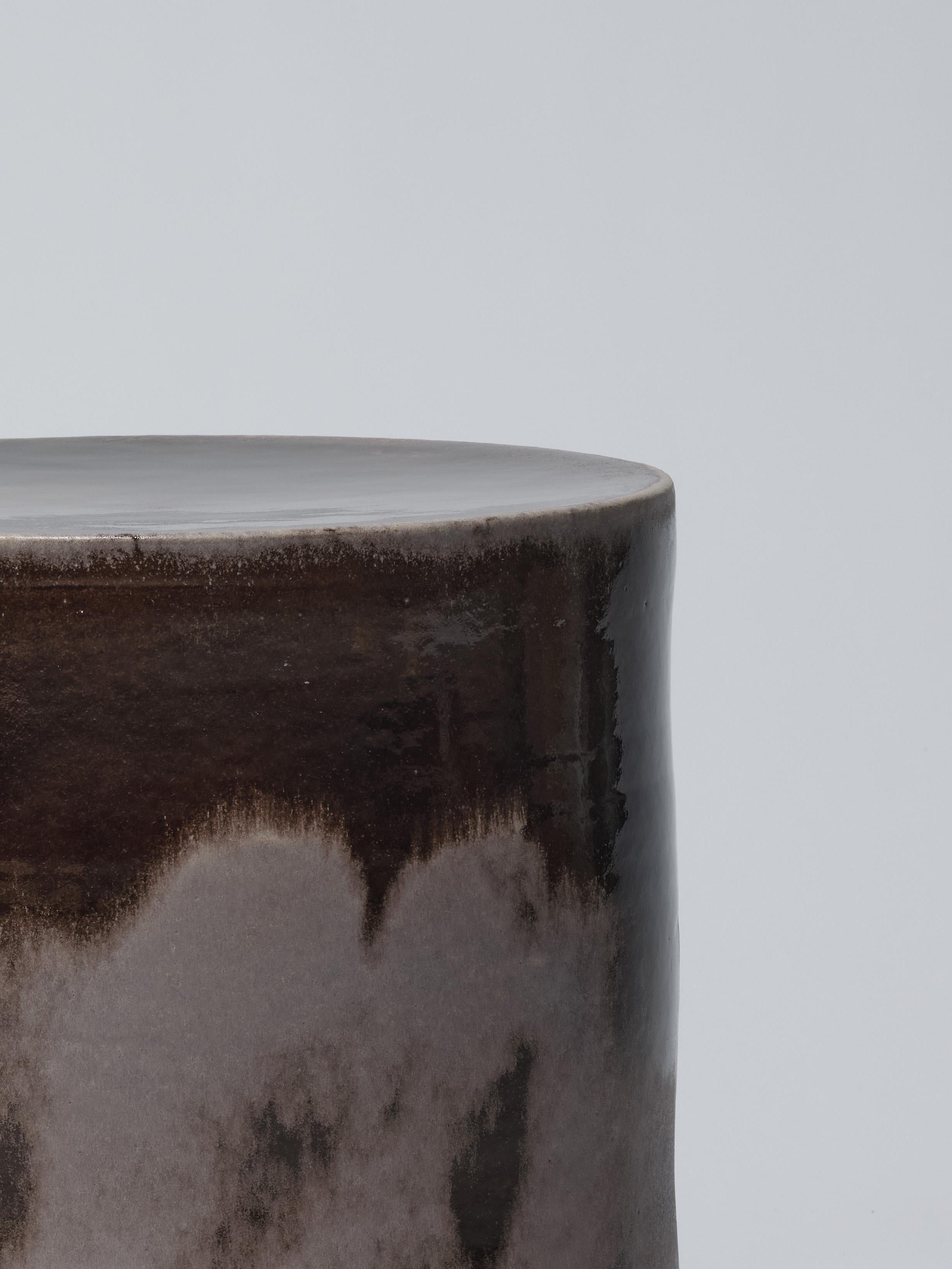 XXIe siècle et contemporain Table d'appoint contemporaine en céramique noire moderne Faïence émaillée en vente