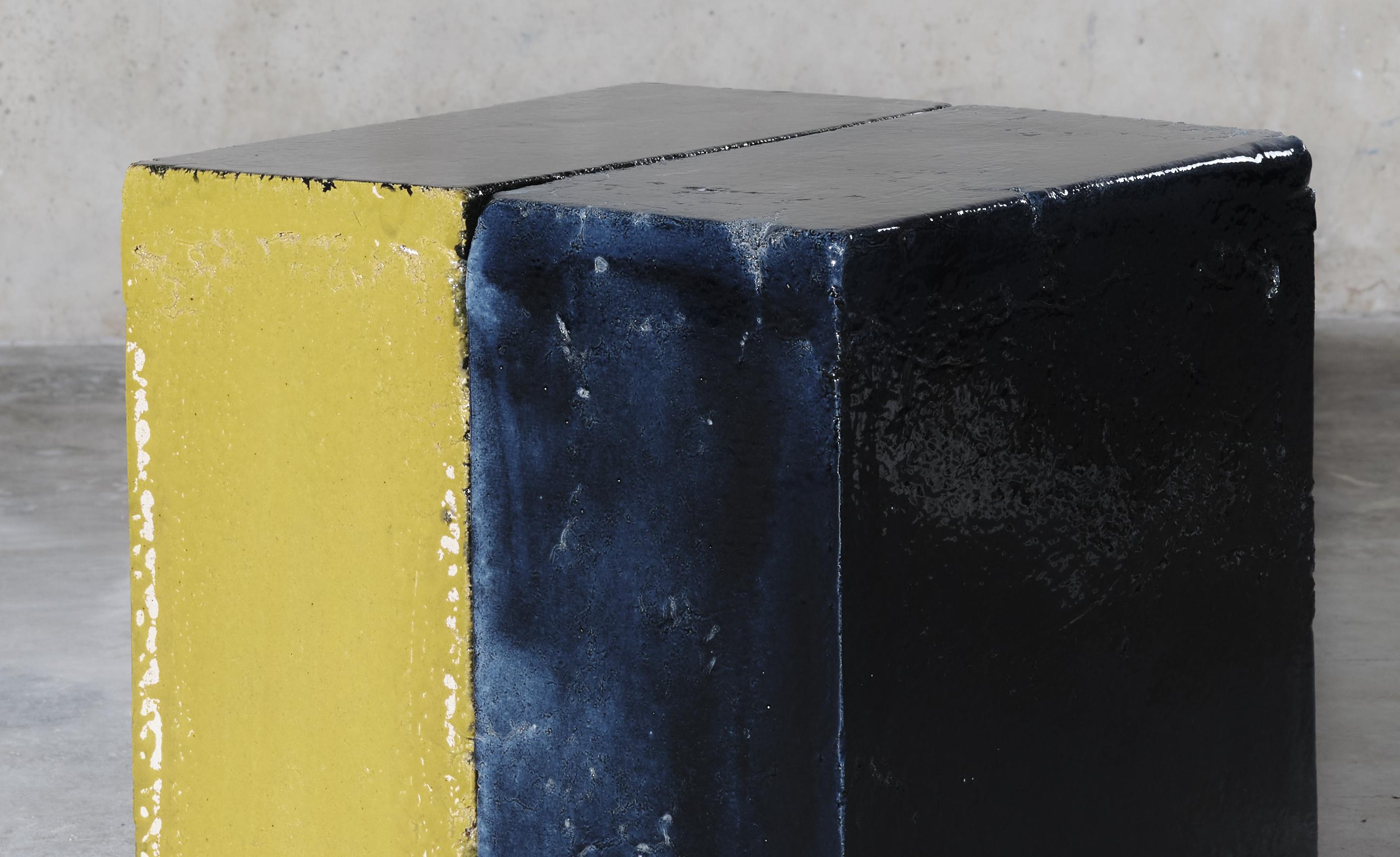Cerámica Contemporánea Moderna  Azul/Amarillo  Mesa auxiliar de barro vidriado Siglo XXI y contemporáneo en venta