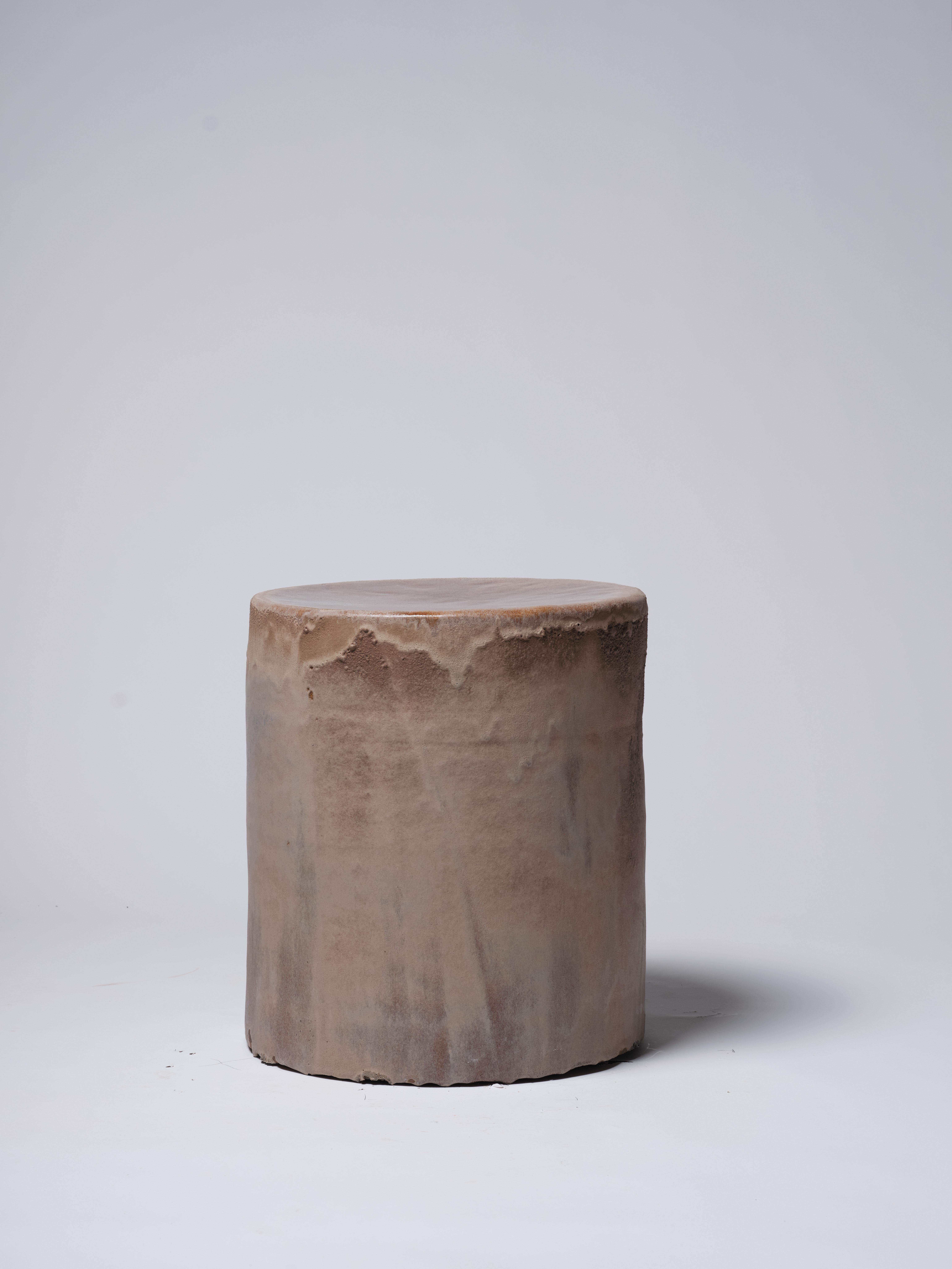 Tavolino in terracotta realizzato a mano nel laboratorio di Apparatu a Barcellona. I diversi corpi di argilla vengono mescolati con fibre naturali come mais, paglia o paglia di erica. I pezzi vengono fusi a mano, creando una struttura in argilla