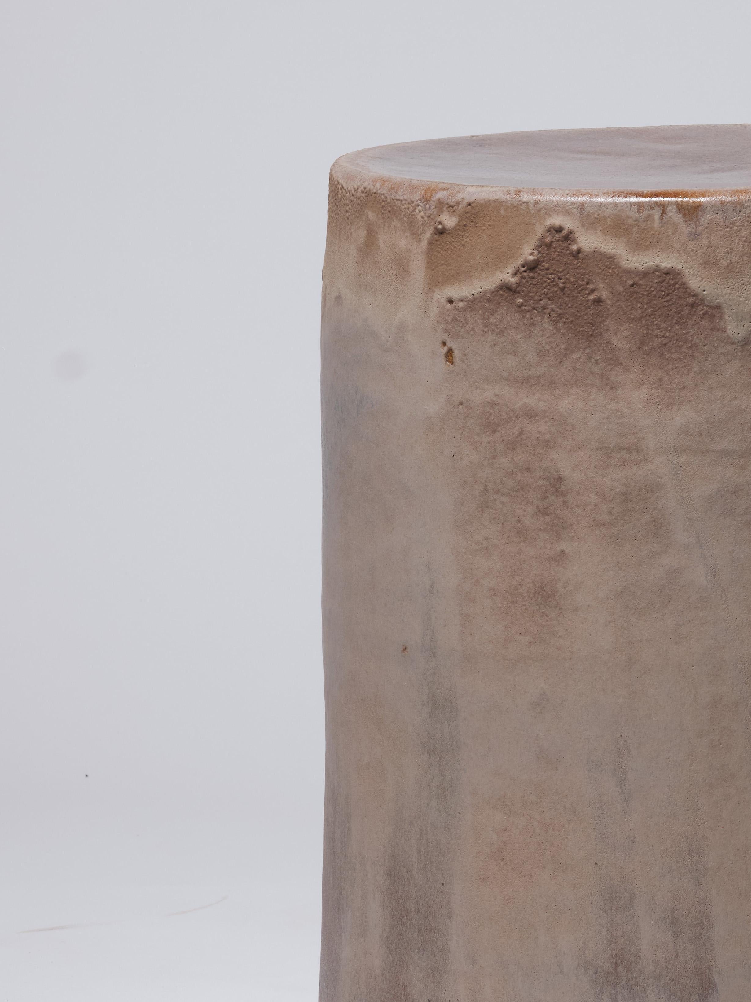 XXI secolo e contemporaneo Tavolino da caffè moderno in ceramica contemporanea / Tavolino da salotto in terracotta smaltata al manganese