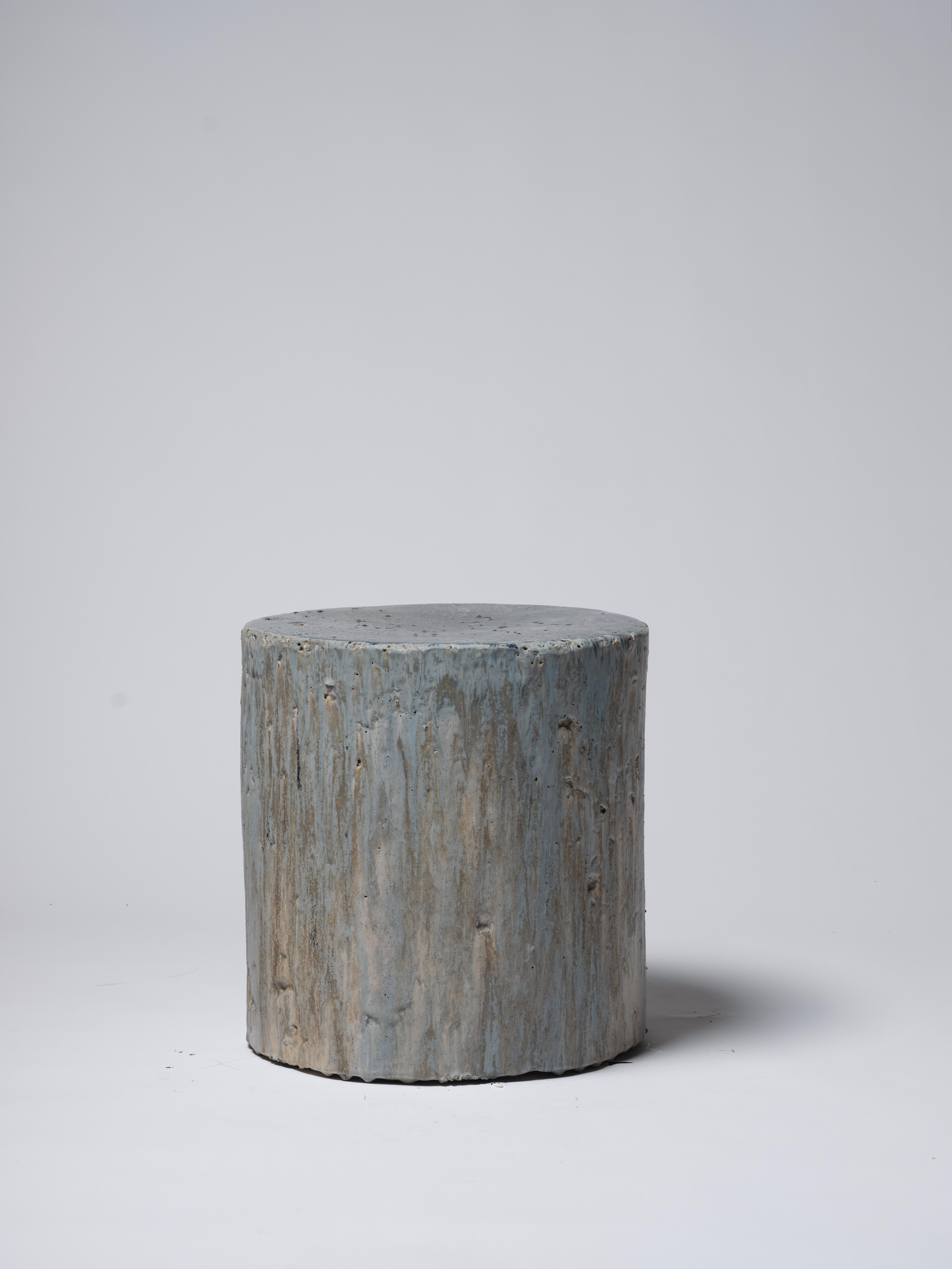 Moderno Sgabello / Tavolino moderno in ceramica contemporanea in terracotta smaltata cobalto in vendita