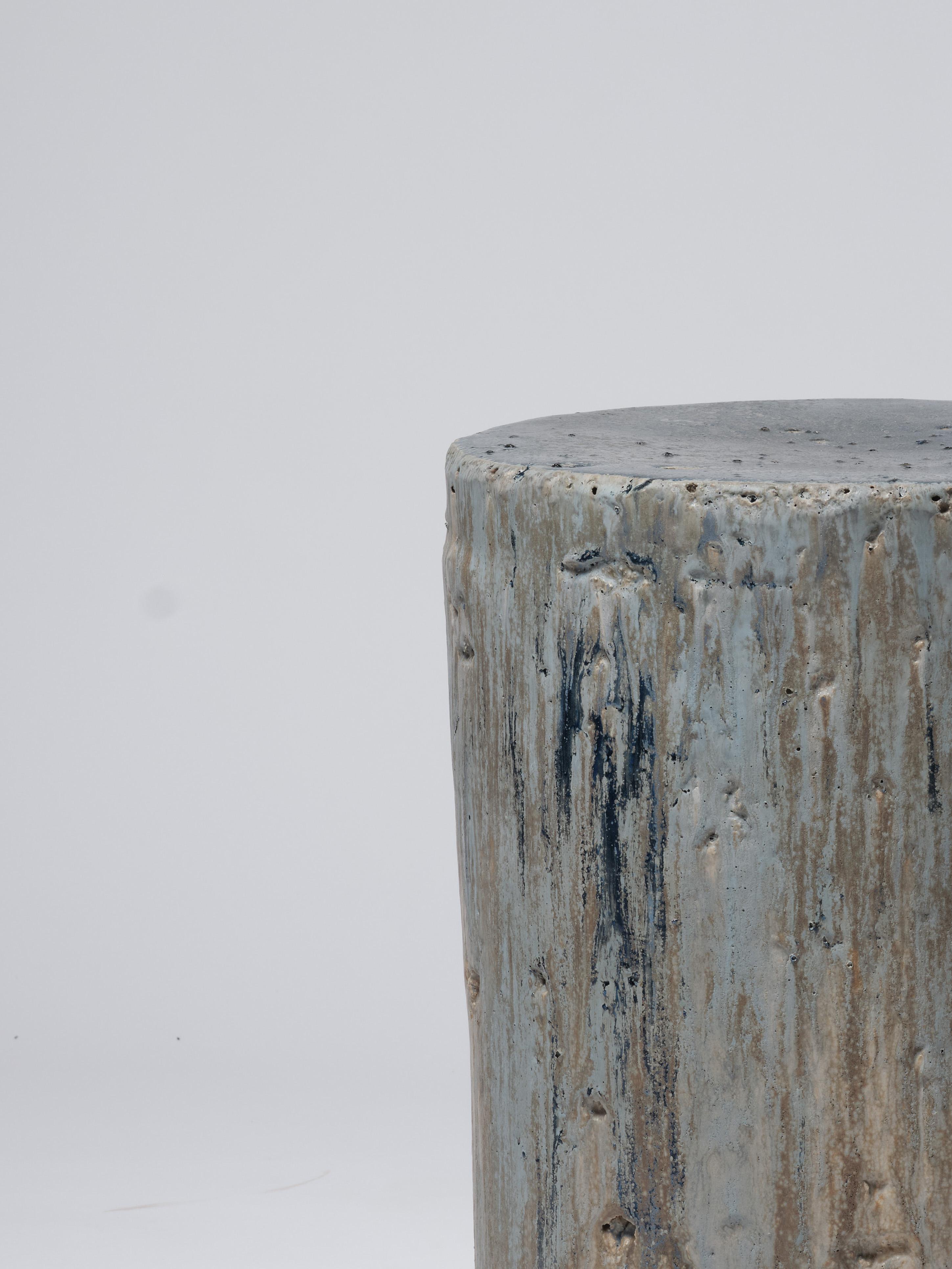 XXI secolo e contemporaneo Sgabello / Tavolino moderno in ceramica contemporanea in terracotta smaltata cobalto in vendita