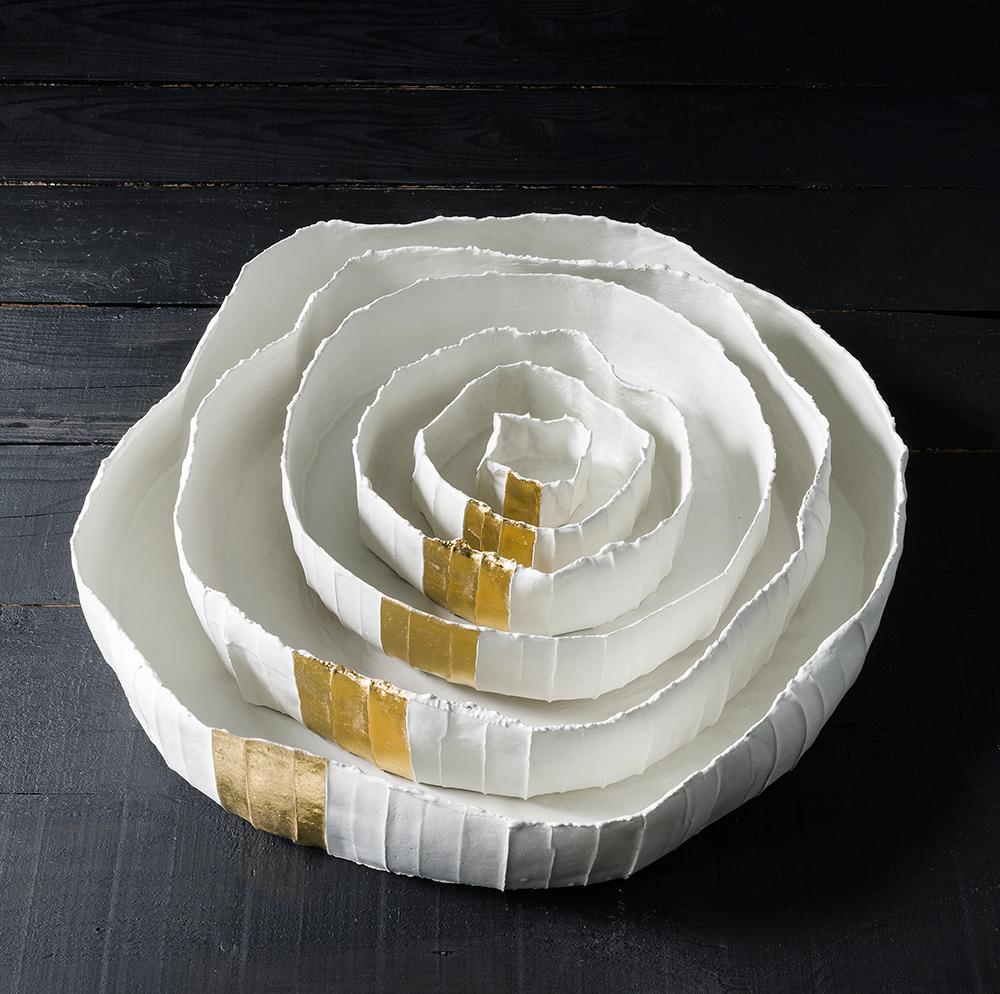 Moderne Plateau contemporain en céramique Ninfea Corteccia Texture Blanc et Or en vente