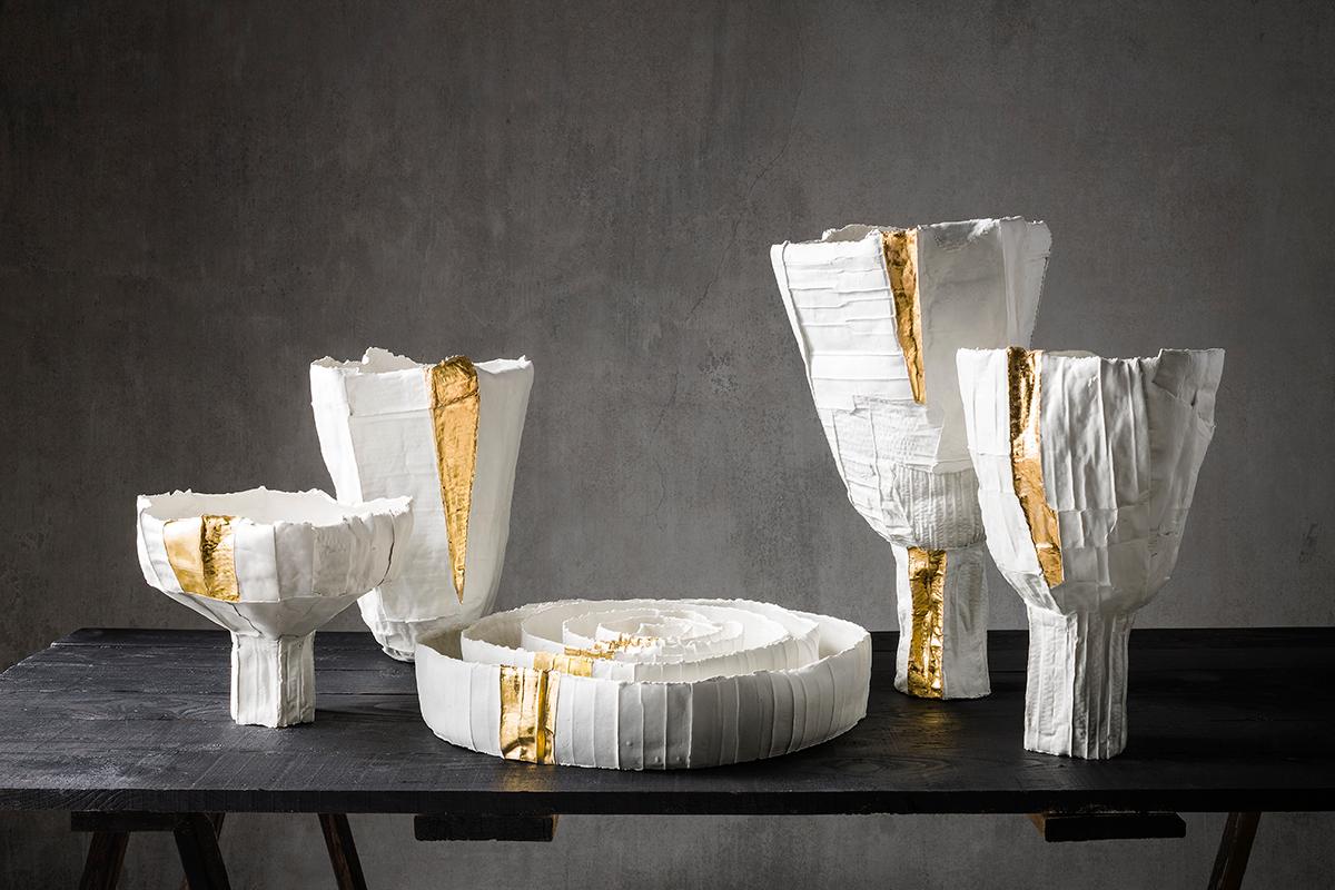 Italian Contemporary Ceramic Ninfea Corteccia Texture White and Gold Tray For Sale