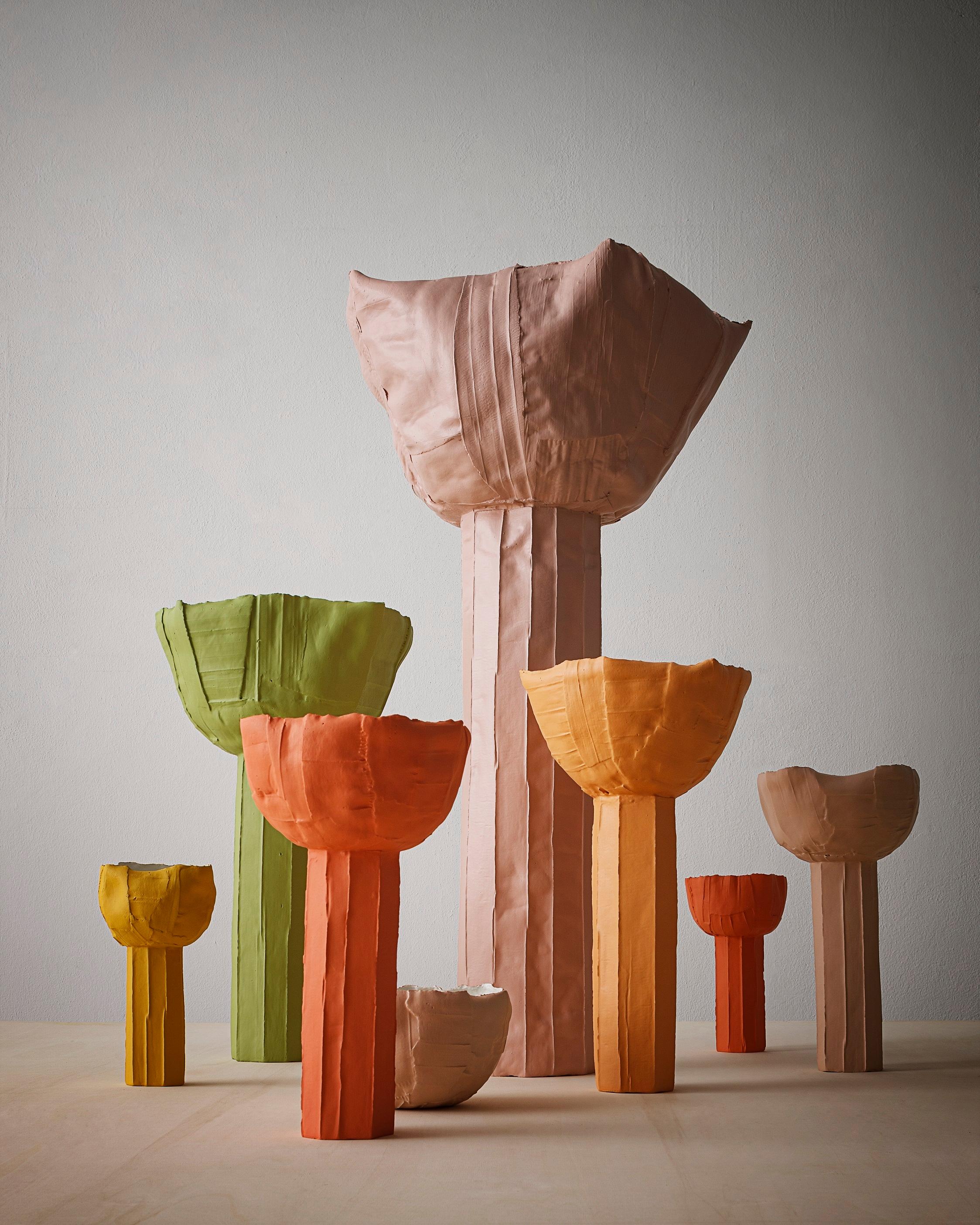 Zeitgenössische Ranuncolo-Schale aus Keramik mit Fuß (Moderne) im Angebot