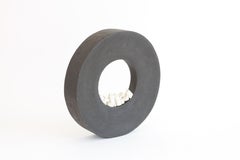 Sculpture céramique contemporaine, Anneau Noir Caillou