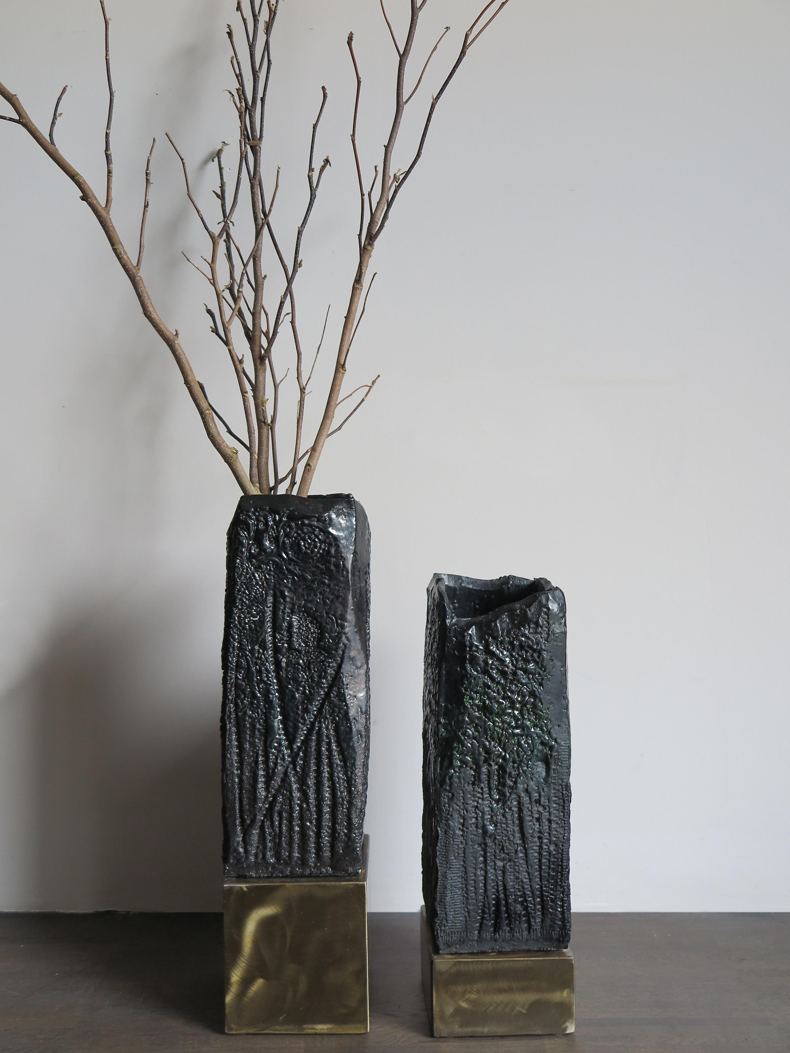 Pair of large contemporary engraved ceramic sculpture vase, black enamel, metal base, new design by Capperidicasa, made in Italy.
dimensions from left:
width 15 cm - height 42 cm - height with base 59 cm - depth 15 cm
width 14 cm - height 40 cm -