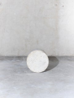 Table d'appoint contemporaine en céramique colonne tabouret mat dust beige off white drips