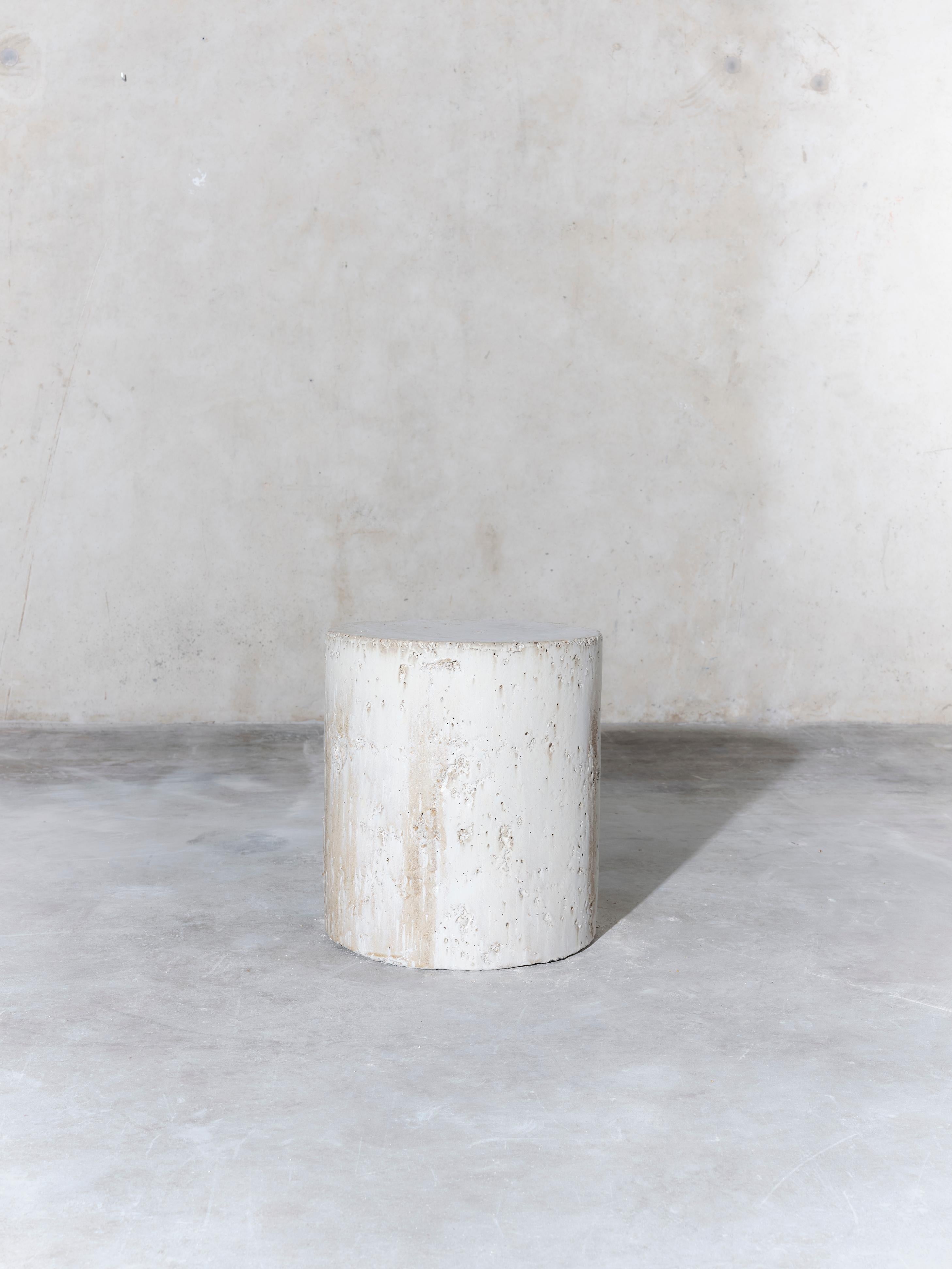 Moderno Tavolino in ceramica contemporanea sgabello a colonna beige opaco polvere bianco gocciolato in vendita