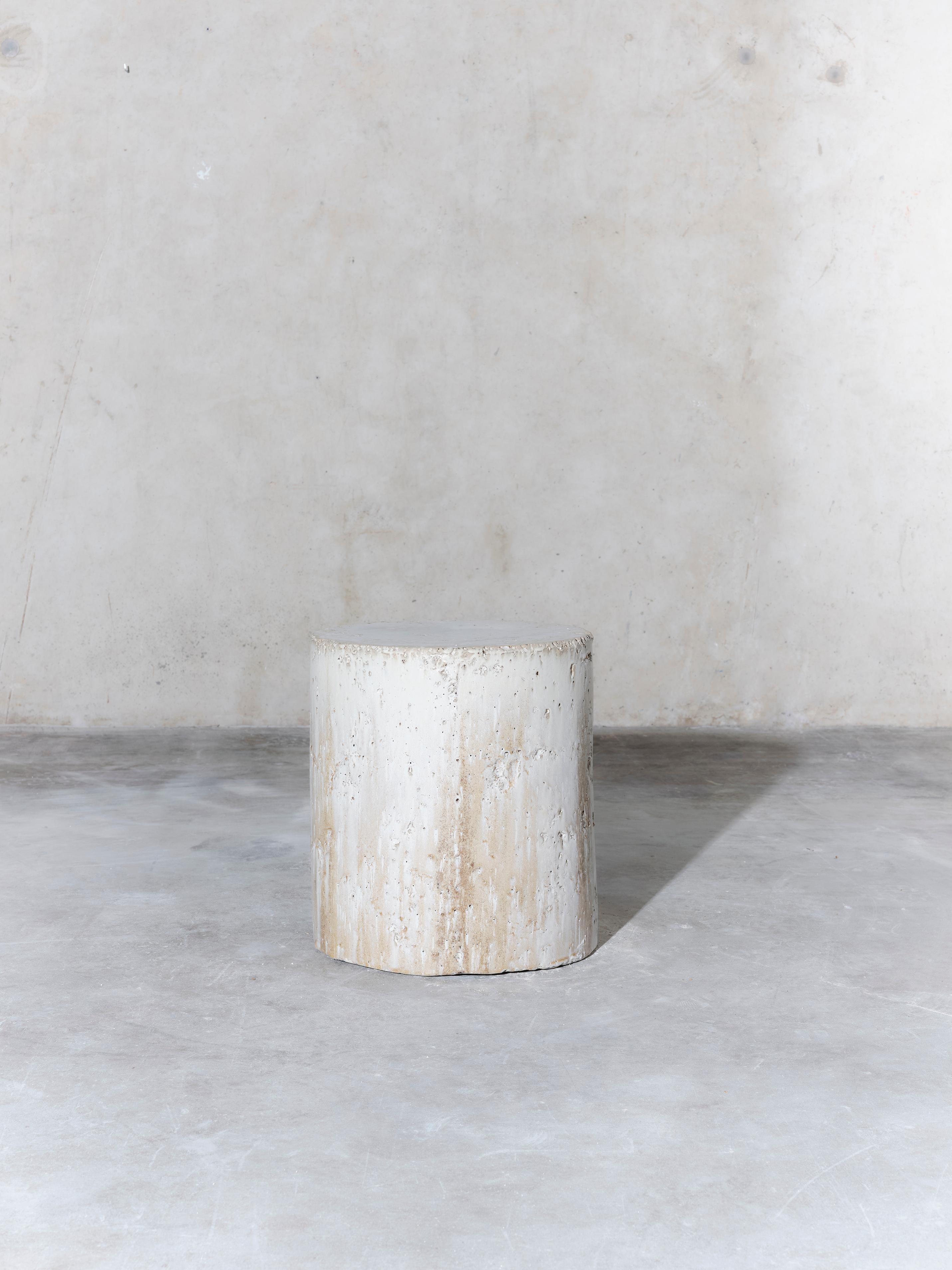 Spagnolo Tavolino in ceramica contemporanea sgabello a colonna beige opaco polvere bianco gocciolato in vendita