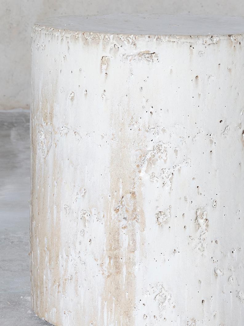 Tavolino in ceramica contemporanea sgabello a colonna beige opaco polvere bianco gocciolato In condizioni Nuovo in vendita a Rubi, Catalunya