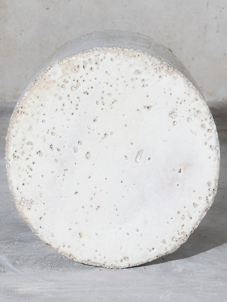 XXI secolo e contemporaneo Tavolino in ceramica contemporanea sgabello a colonna beige opaco polvere bianco gocciolato in vendita