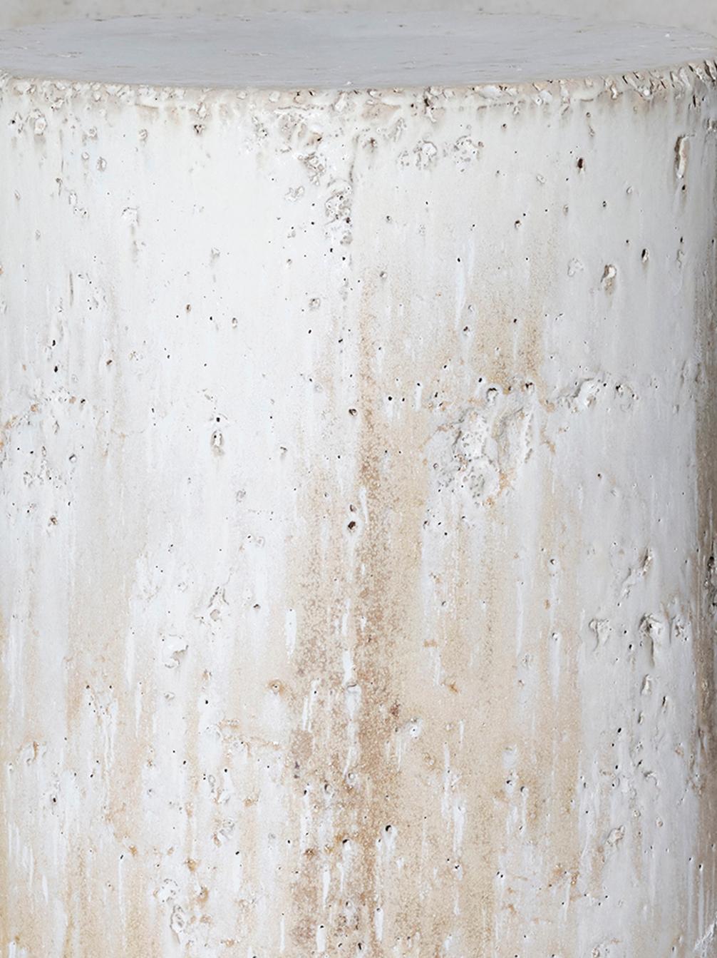 Tavolino in ceramica contemporanea sgabello a colonna beige opaco polvere bianco gocciolato in vendita 1