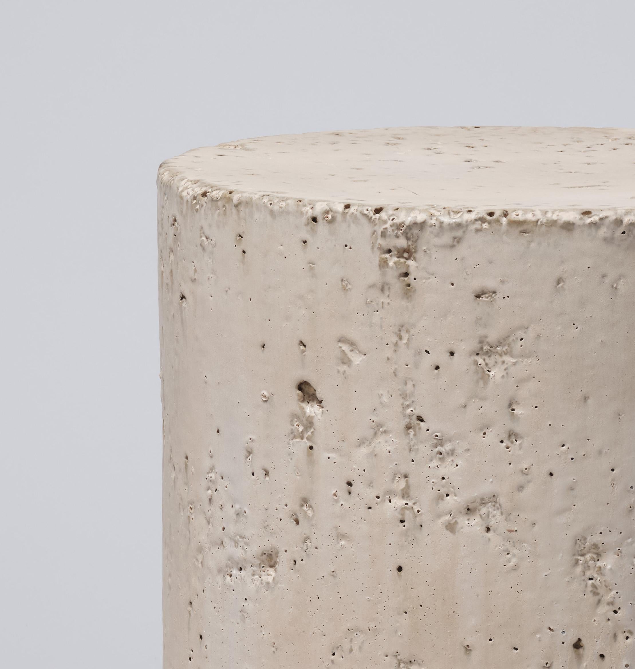 Smaltato Sgabello da tavolo contemporaneo in ceramica 90,9 Ruthile e ossido di vanadio in vendita