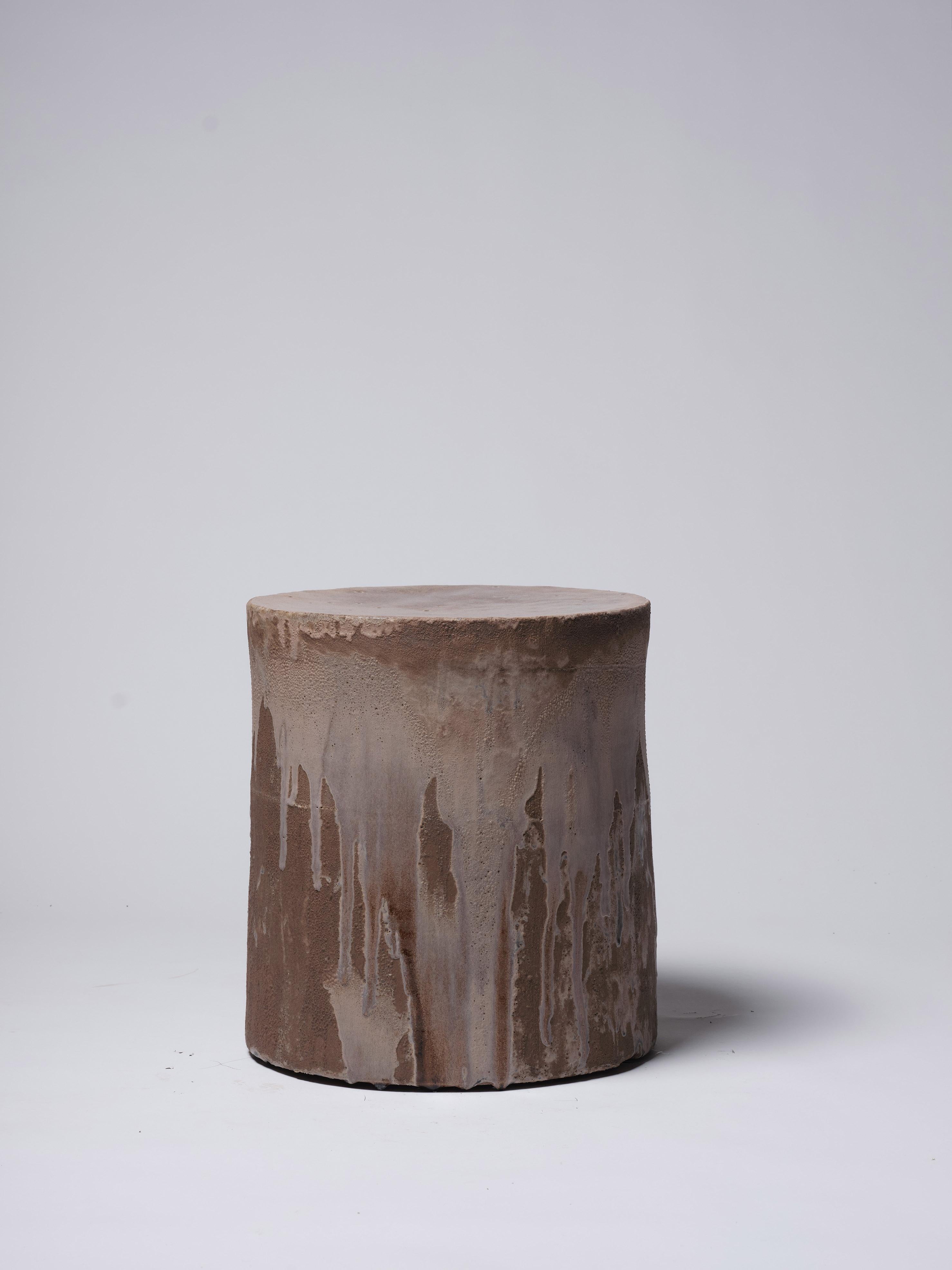 Moderno Tavolino contemporaneo in ceramica Stool Brown Iron Glazed Stoneware in vendita