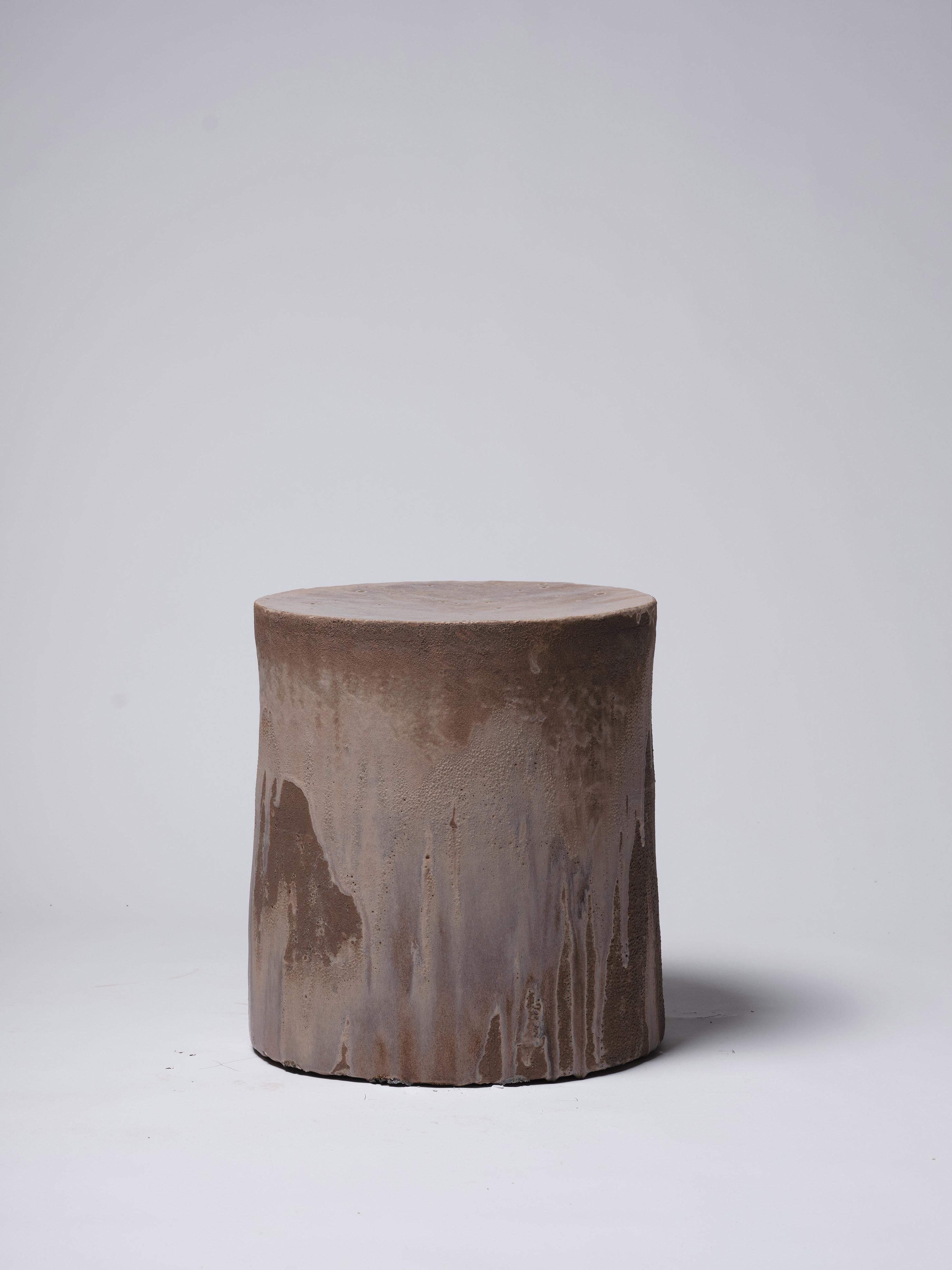 Lucidato Tavolino contemporaneo in ceramica Stool Brown Iron Glazed Stoneware in vendita