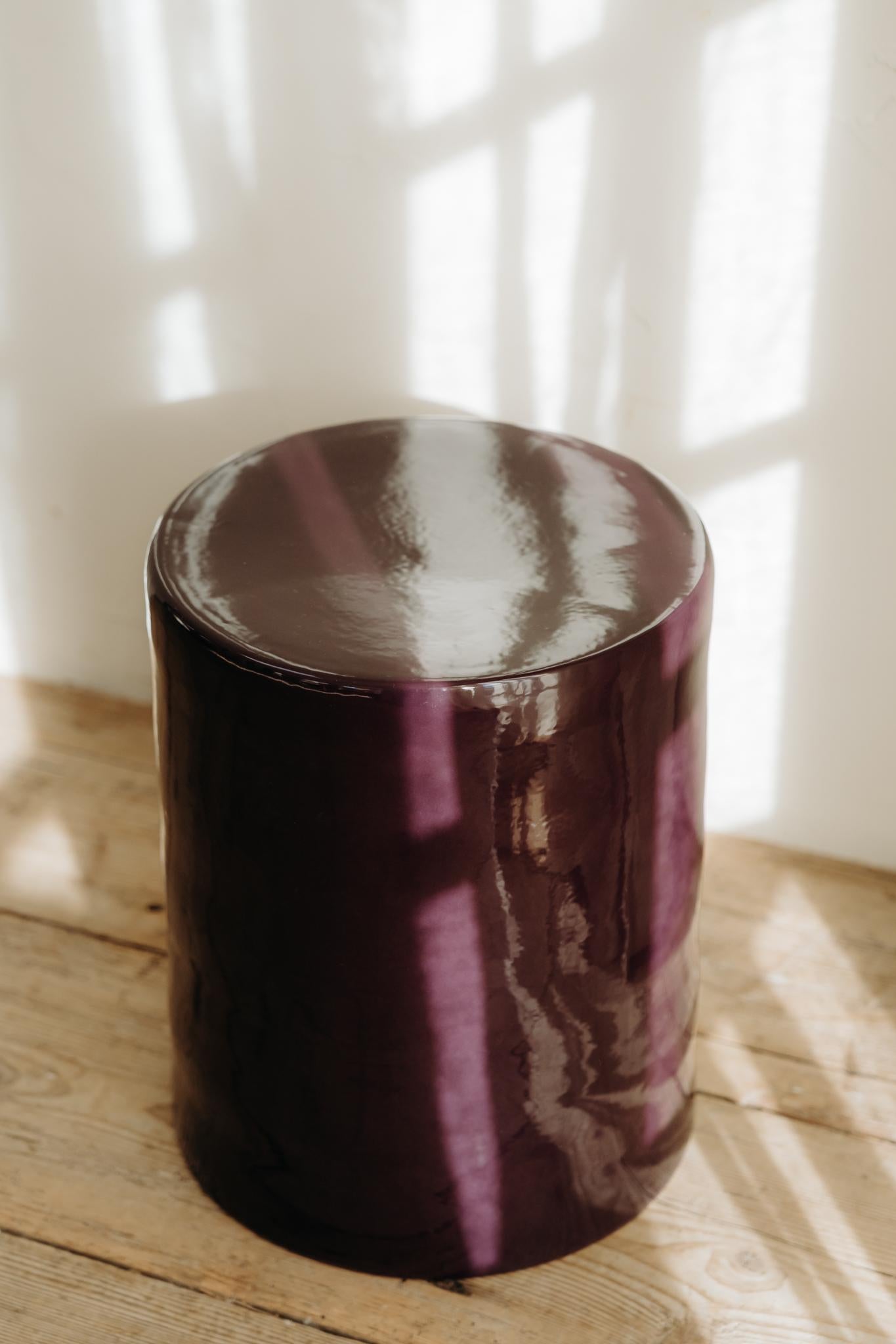 Liebe diese glasierte Keramik Beistelltische, kann auch als Hocker verwendet werden, wie Sie auf den Bildern sehen können, gibt es sie in Aubergine, Senf und grün ... Preis ist für ein Paar ... 